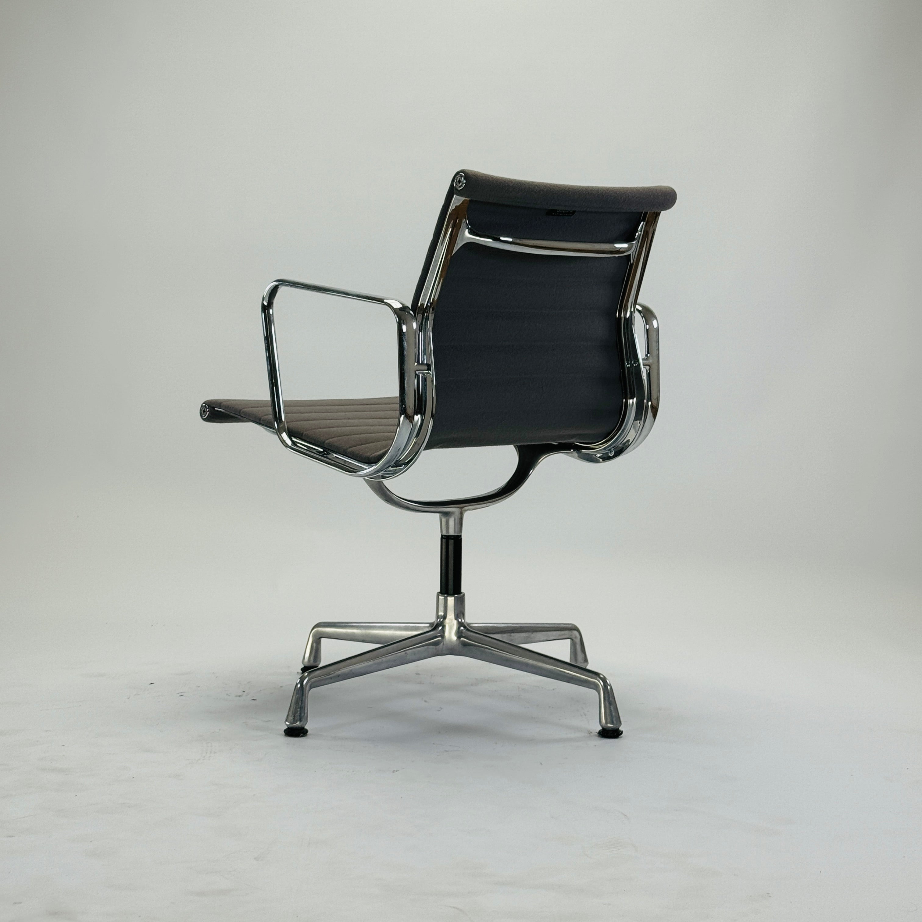 Eames EA 108 Aluminium Chair Grau