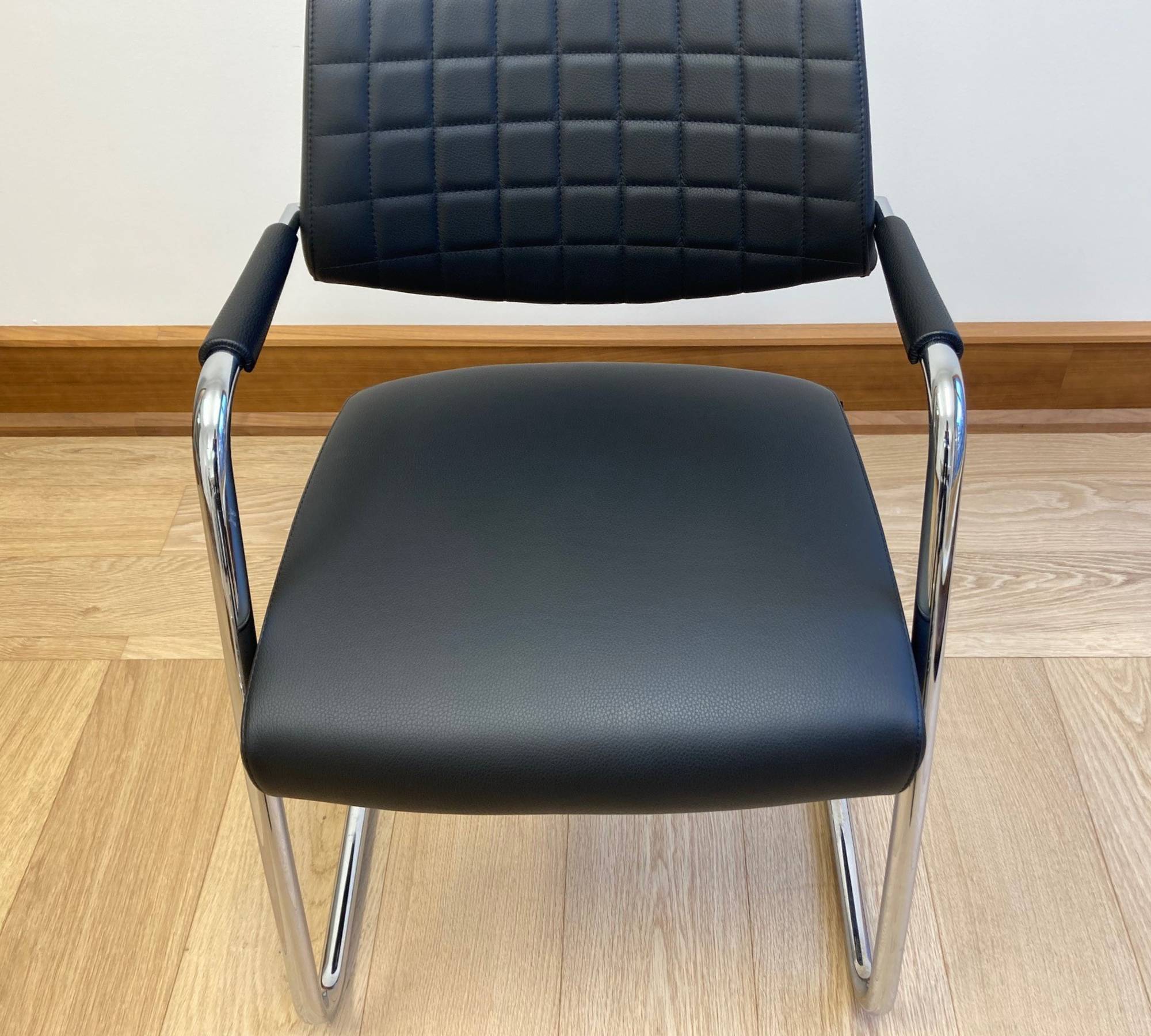 Ausziehbarer Konferenztisch inkl. 10 Bürostühlen 