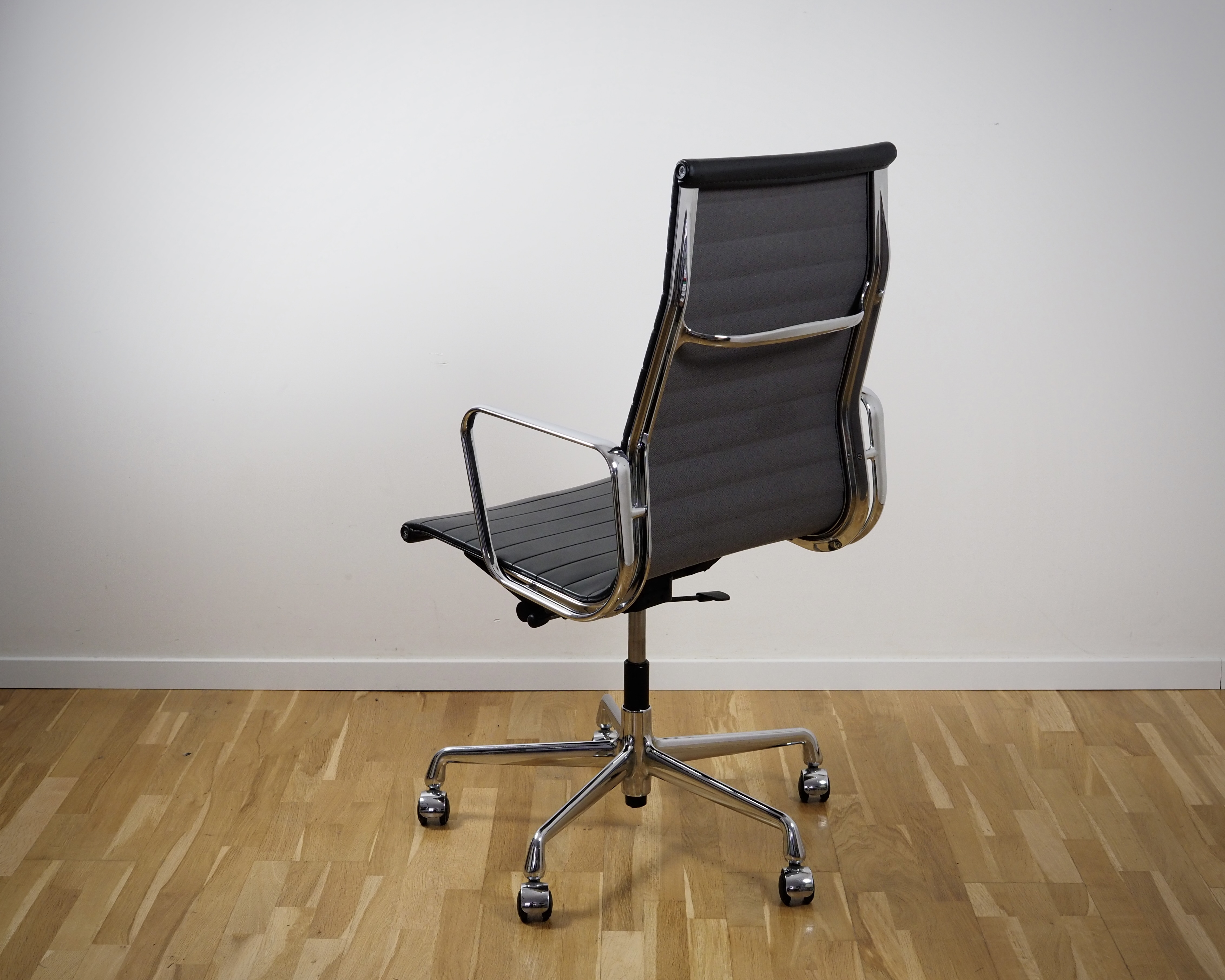 EA 119 Alu Chair Bürostuhl Leder Anthrazit