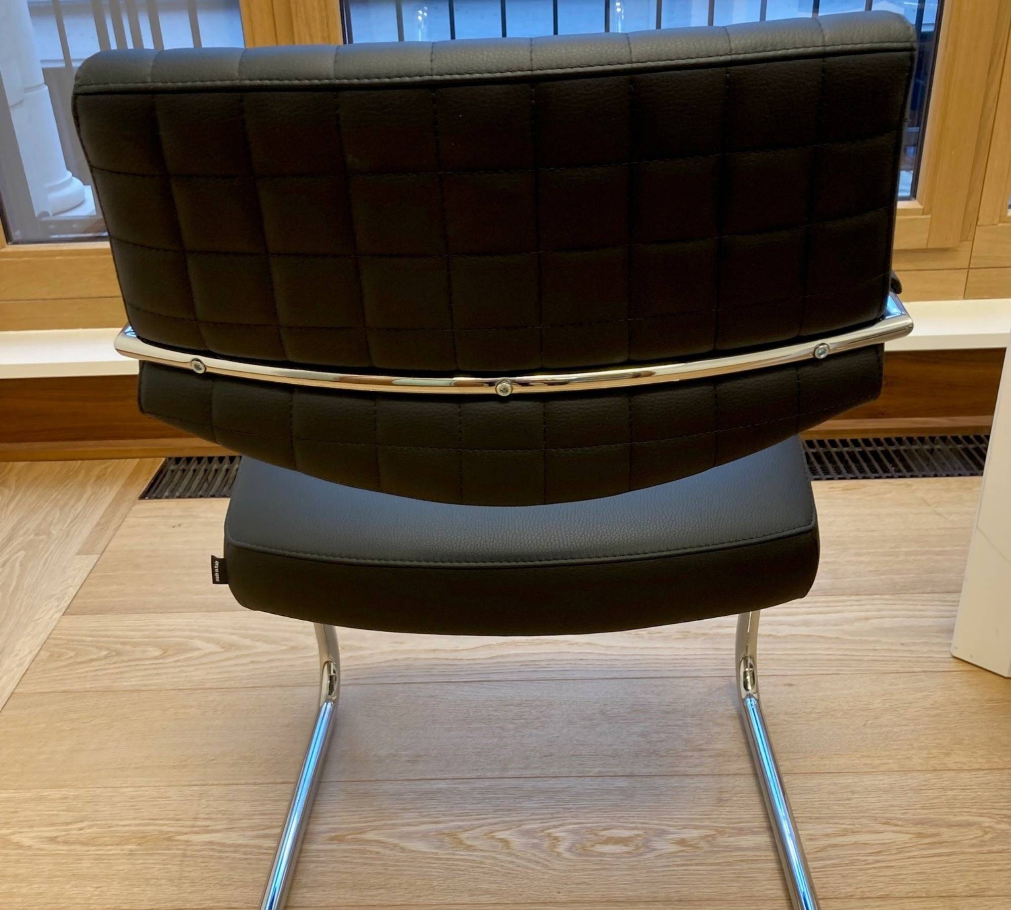 Ausziehbarer Konferenztisch inkl. 10 Bürostühlen 