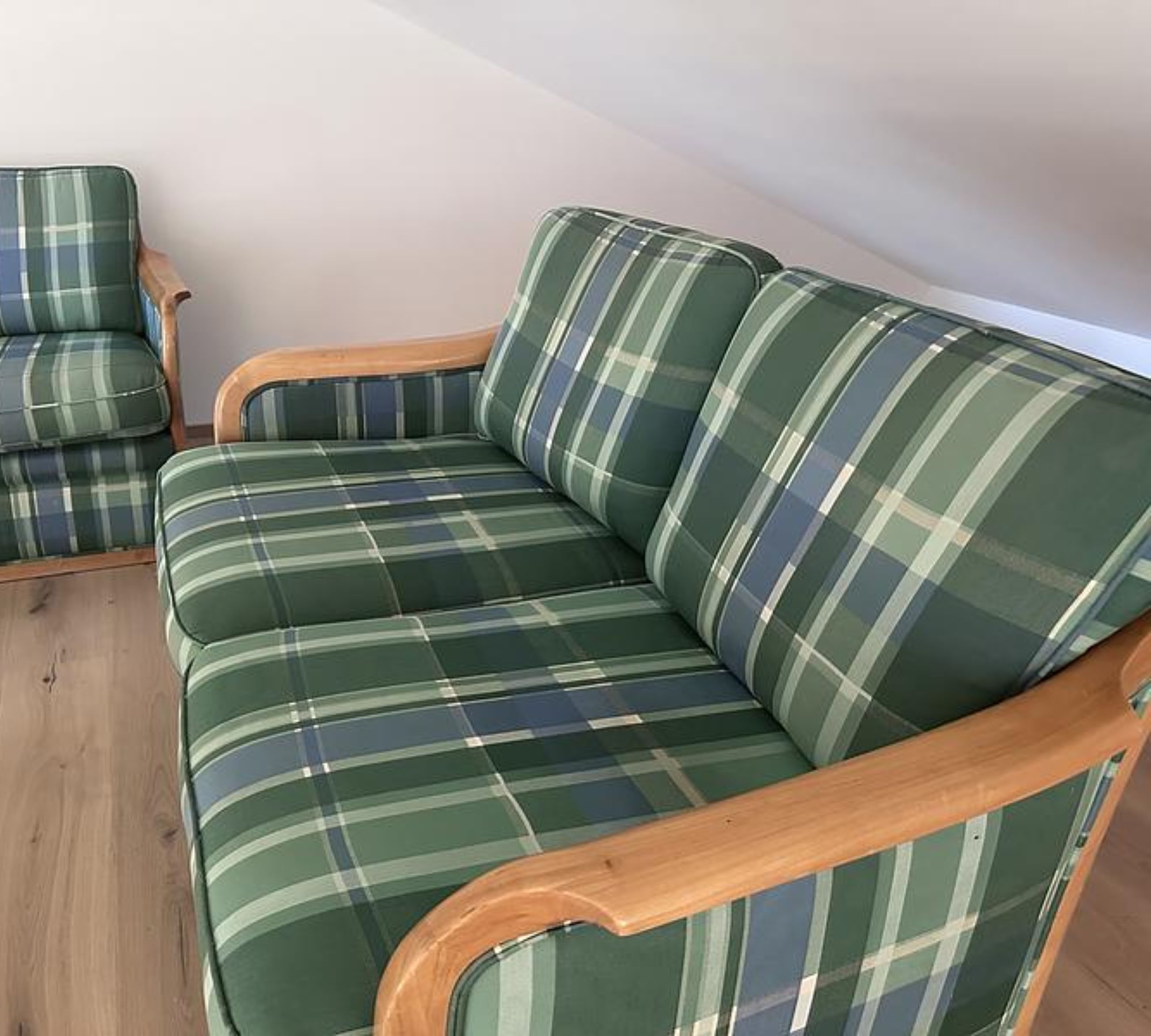 2x Vintage Sofa 2-Sitzer & Couchtisch Olivenholz Kariert