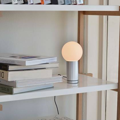 Turn On LED Tischleuchte Aluminium Opalglas Silber