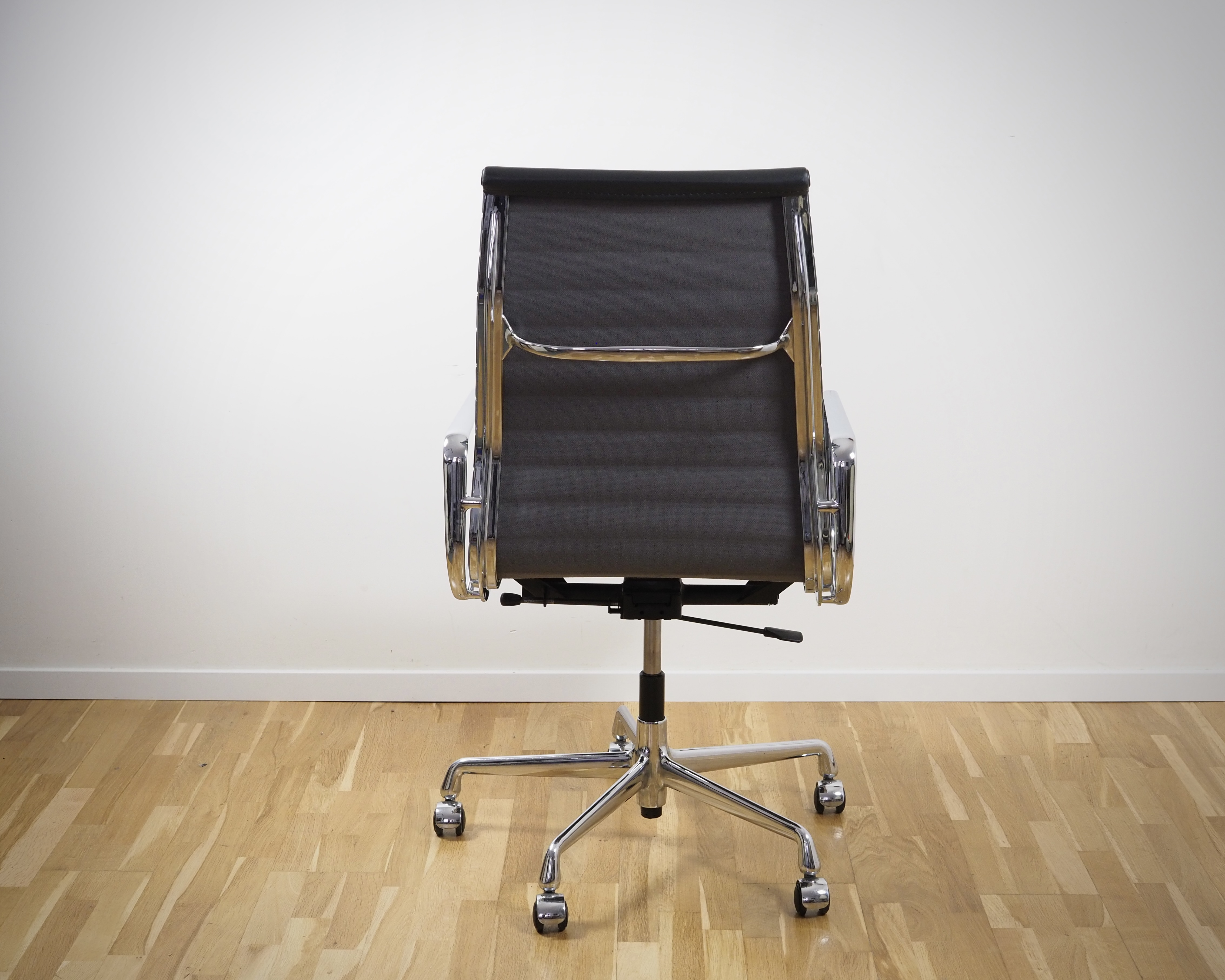 EA 119 Alu Chair Bürostuhl Leder Anthrazit