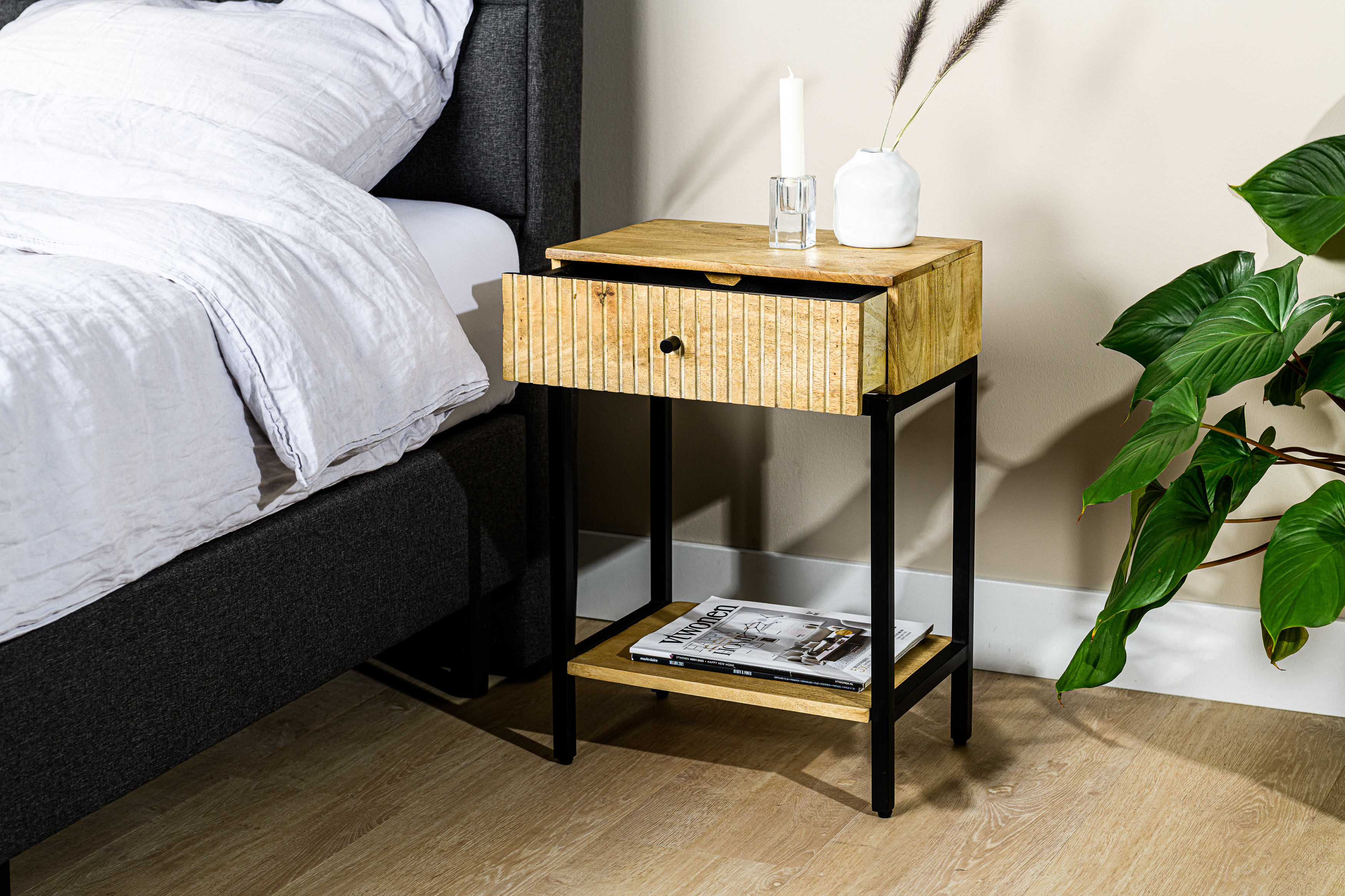 Nachttisch mit Schublade Mangoholz Natur Gold Finish