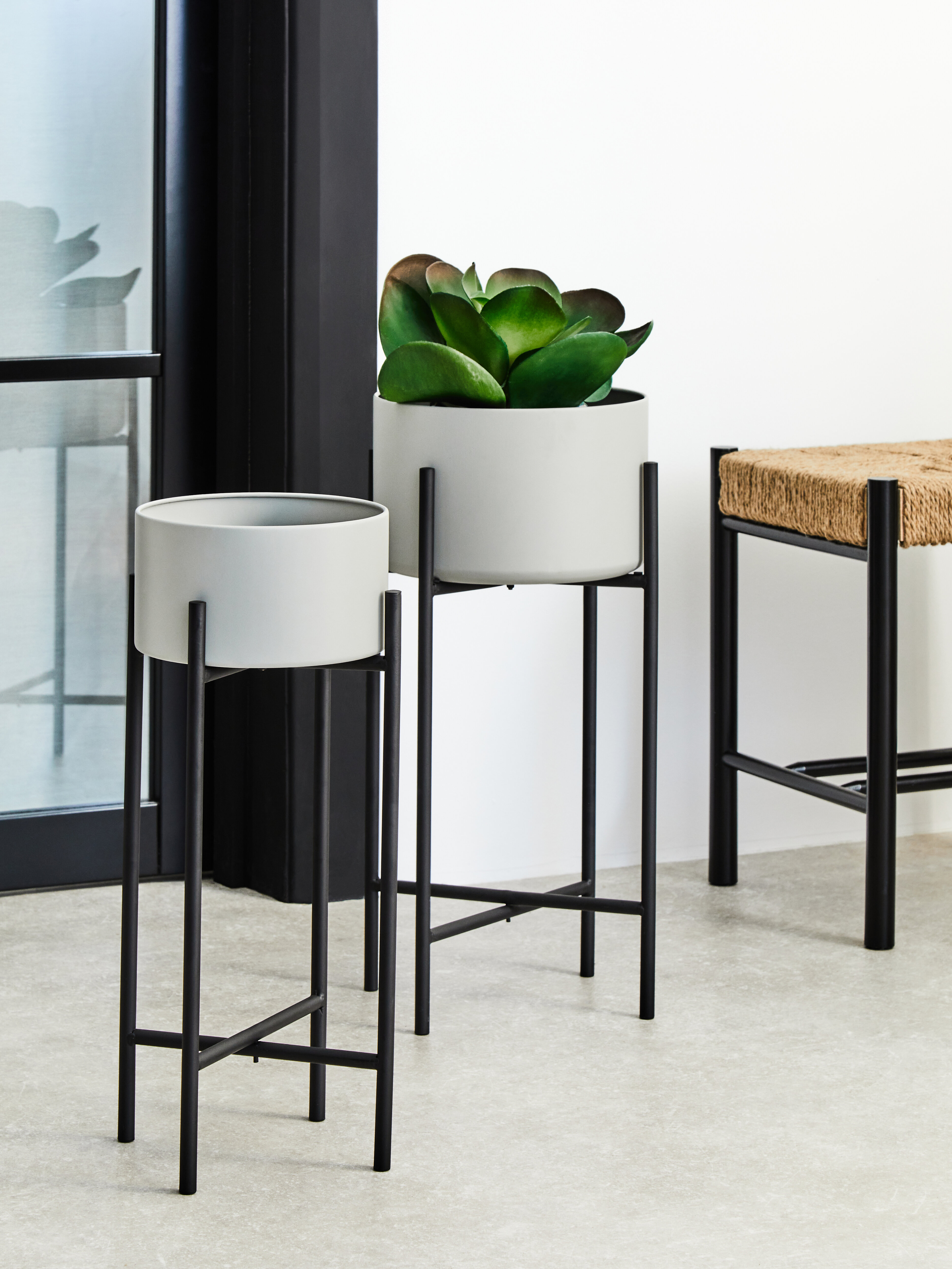Trosa Kleine Boden-Blumenkübel Grau Schwarz