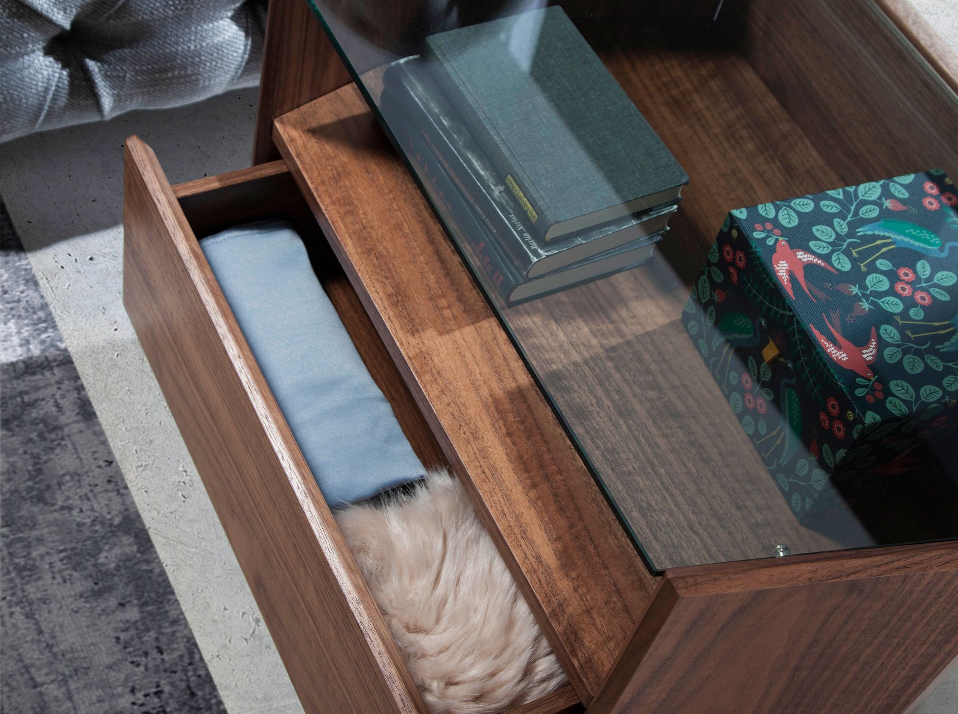 Nachttisch Nussbaum mit Glasplatte