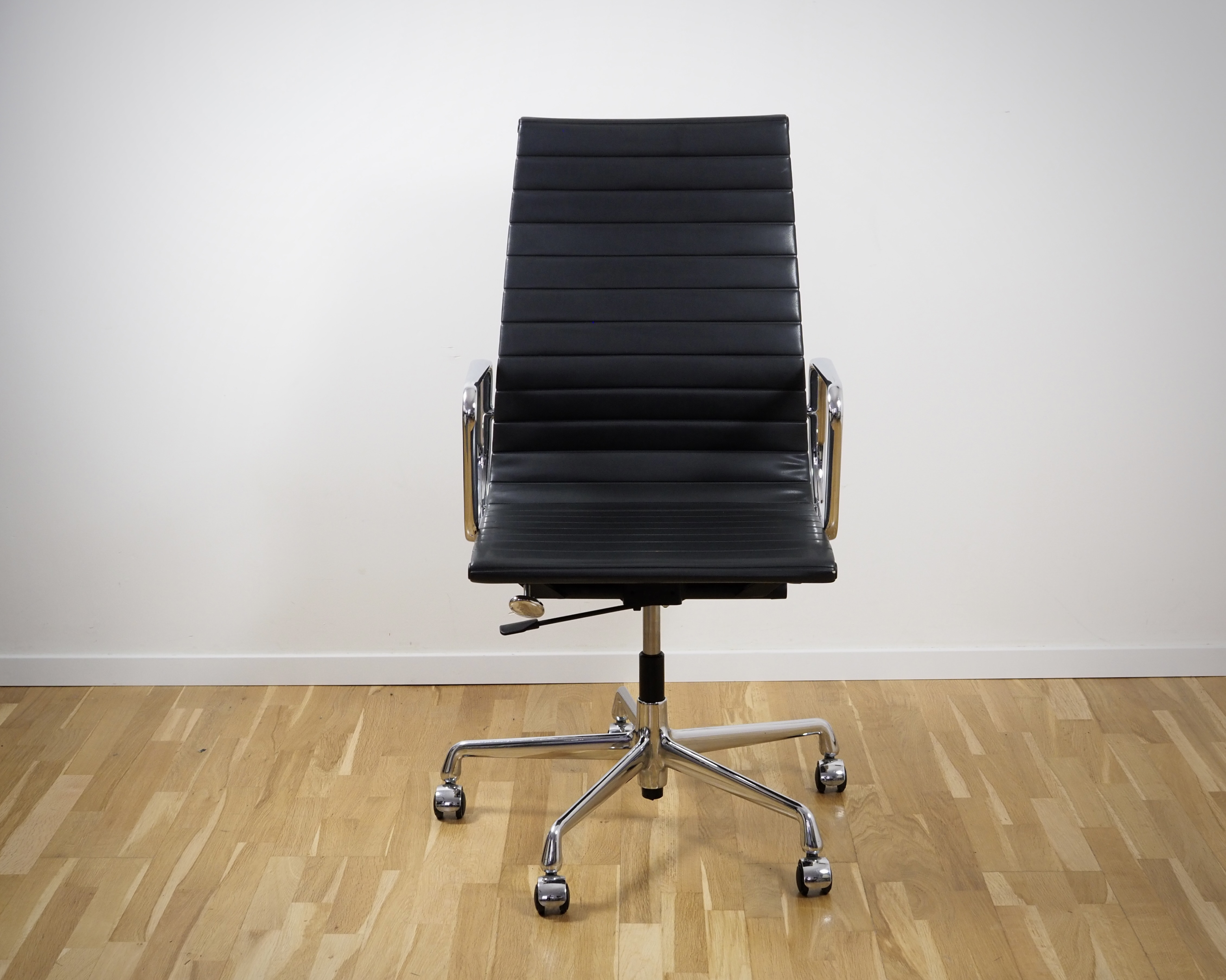 EA 119 Alu Chair Bürostuhl Leder Anthrazit