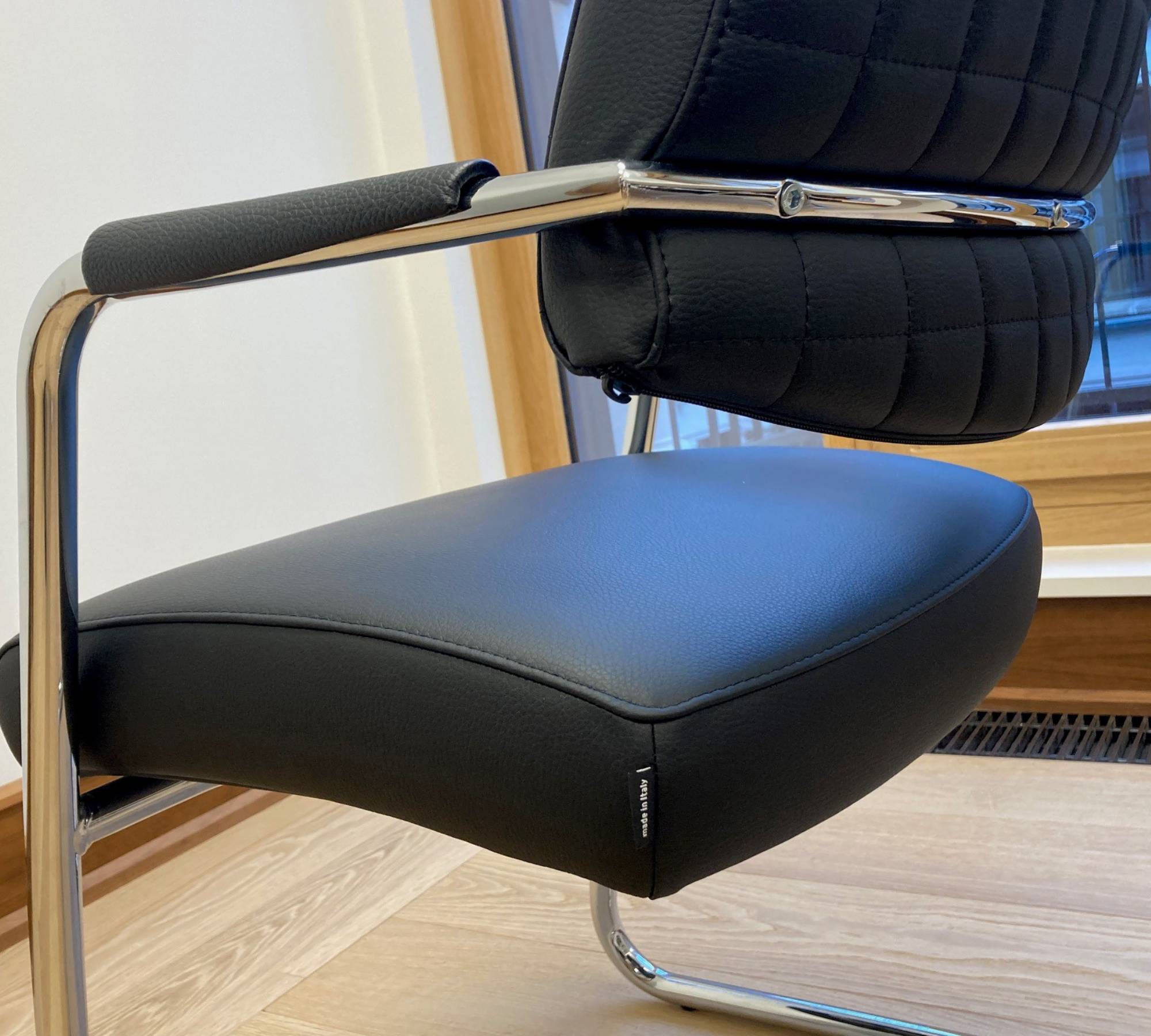 Ausziehbarer Konferenztisch inkl. 10 Bürostühlen 
