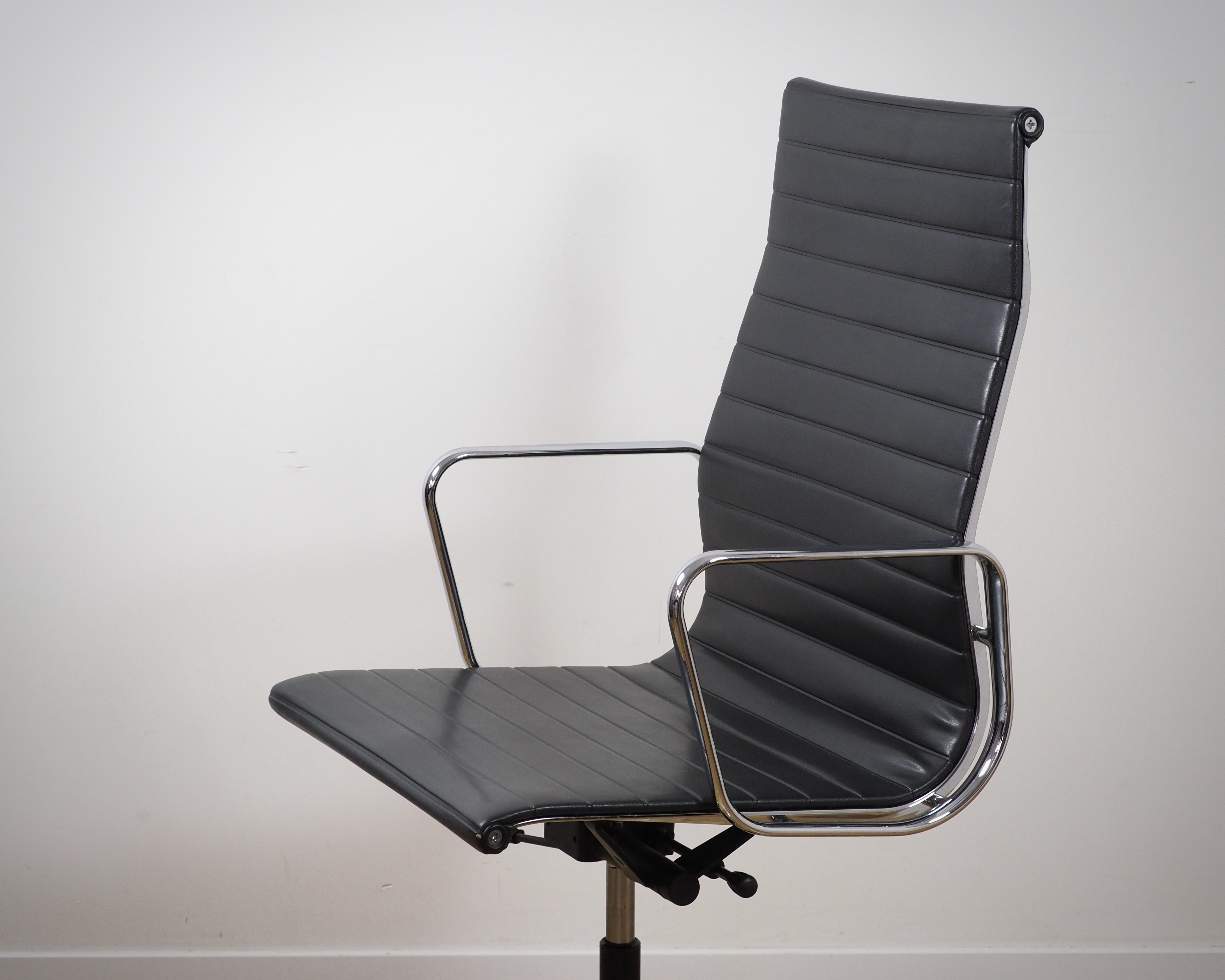 EA 119 Alu Chair Bürostuhl Leder Anthrazit