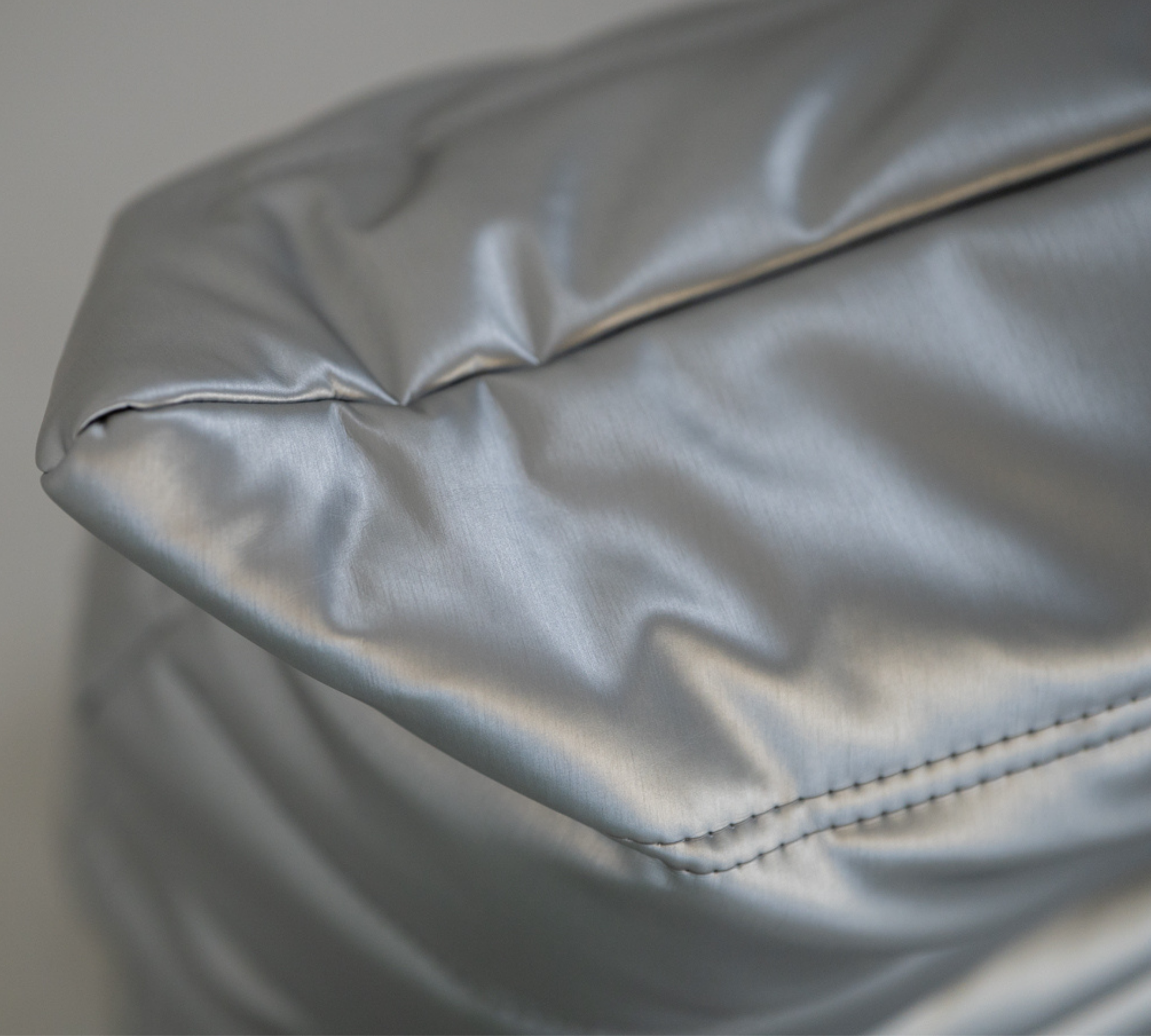 Poltrona Togo in ecopelle grigio spazio