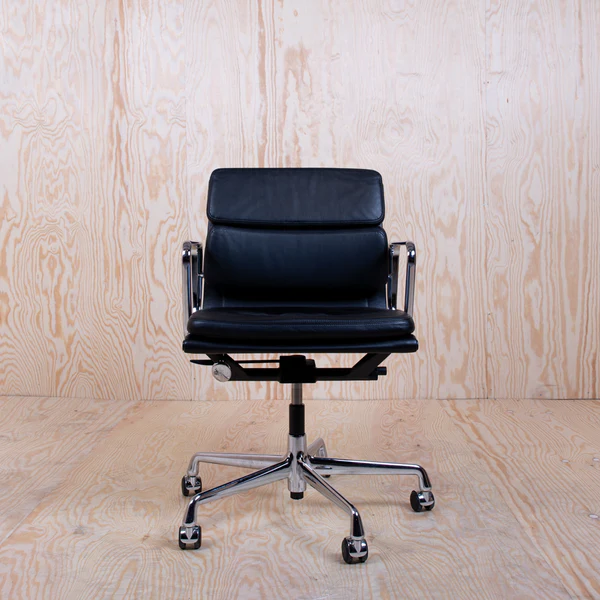 Vitra Eames EA217 Soft Pad Chair Schwarz Leder