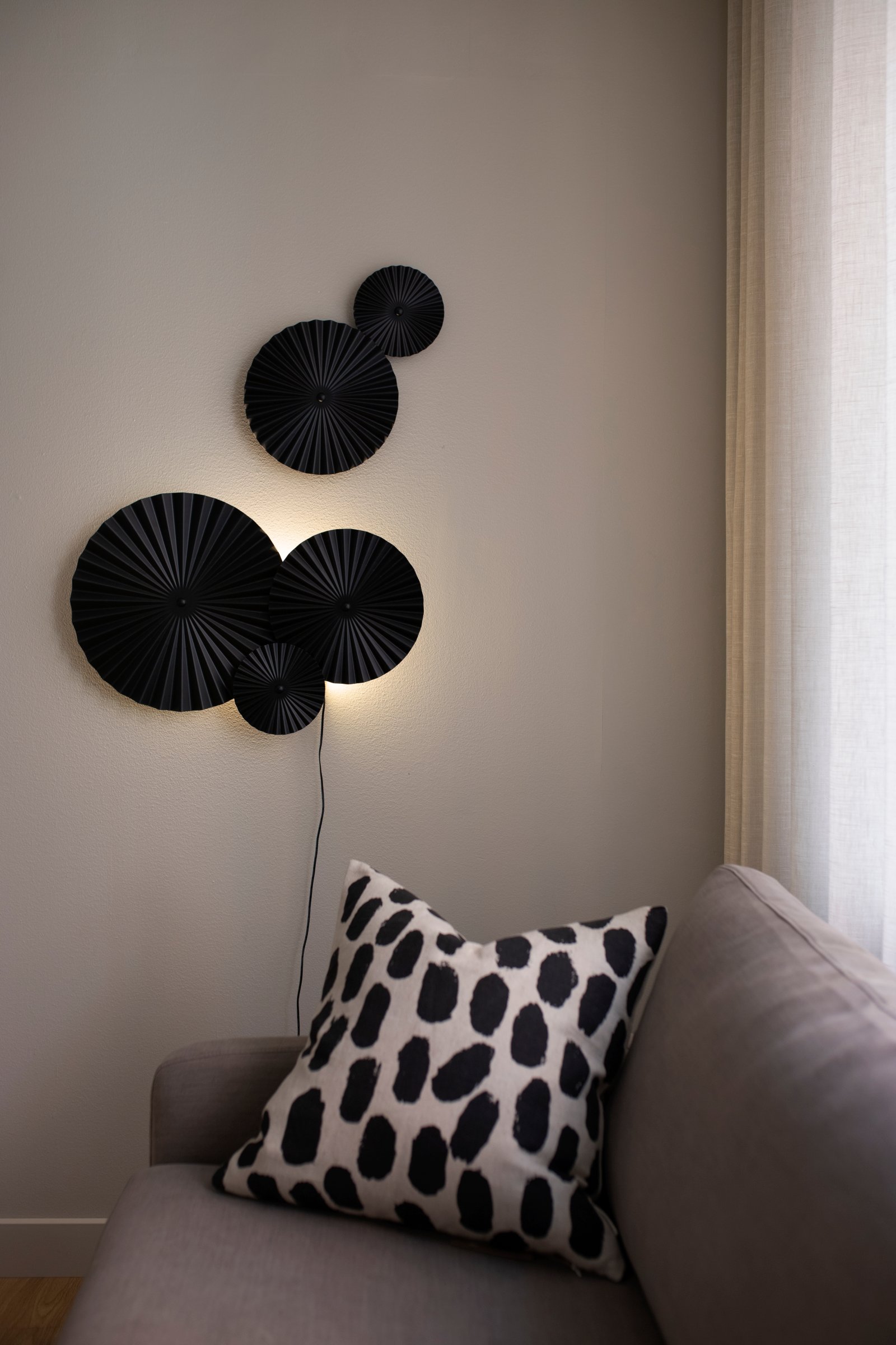 Omega Wall Lamp Black