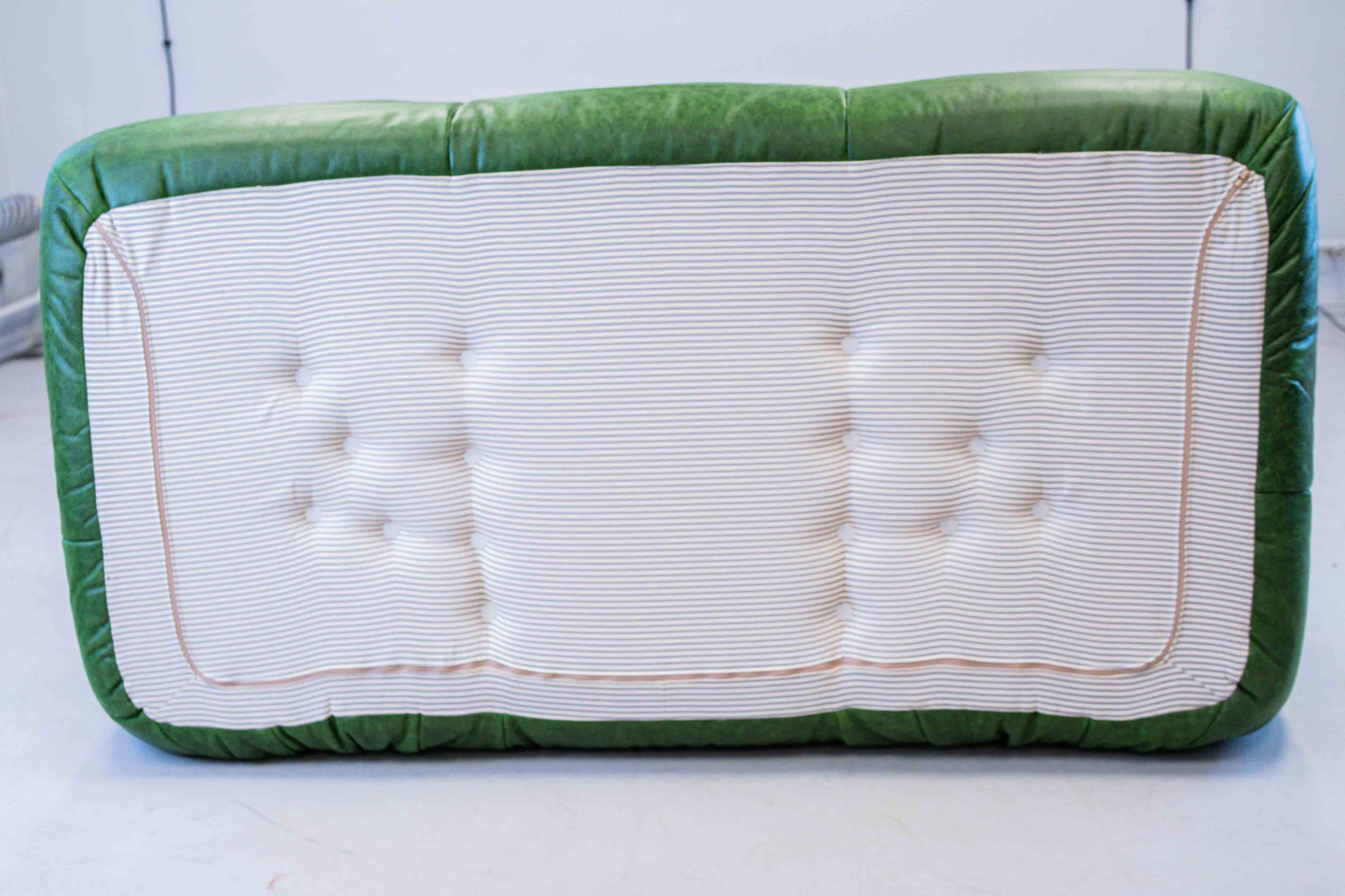 Divano Togo 2 posti con braccioli in pelle pull-up verde