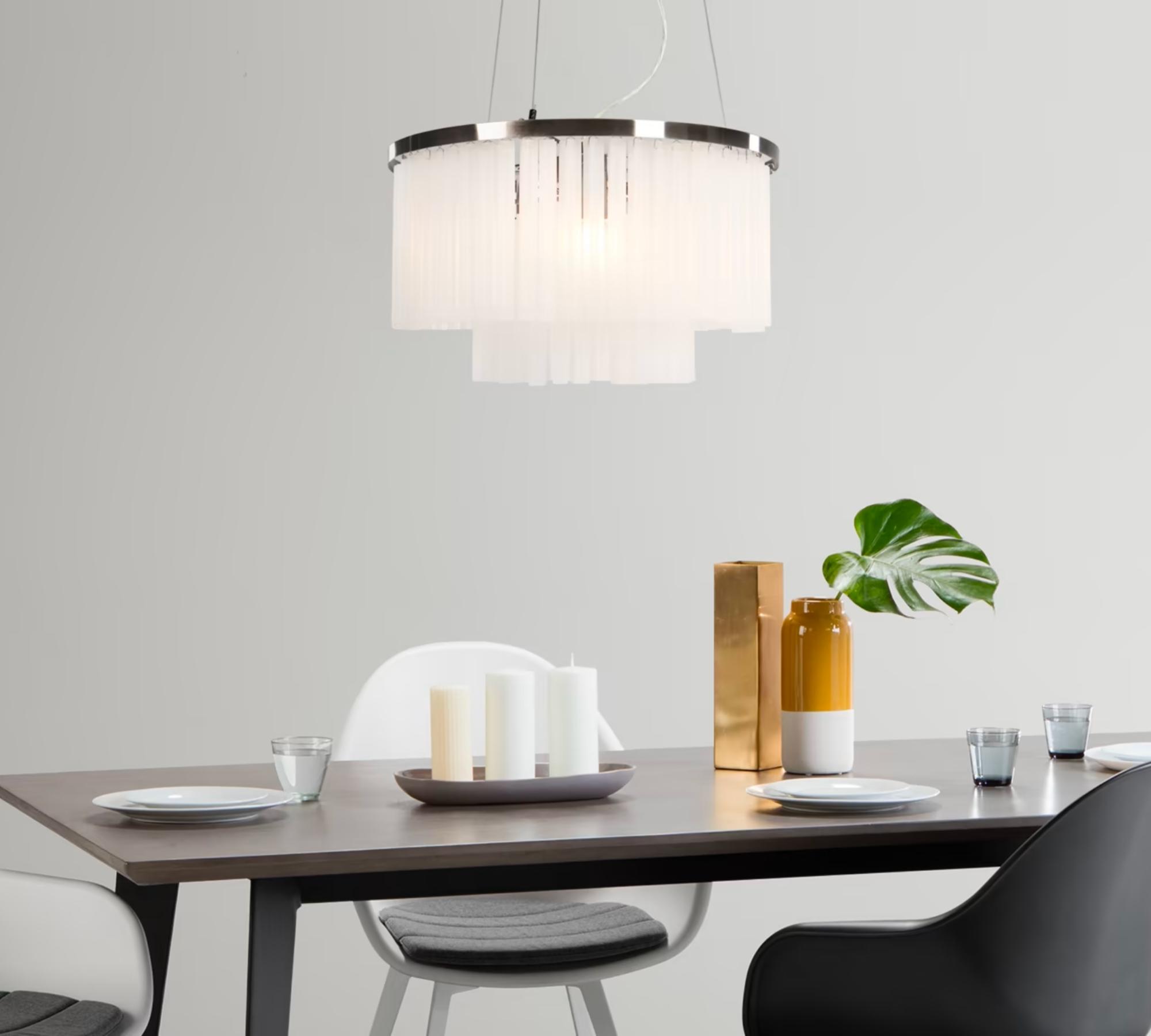 Opulenter Kronleuchter Ophelia aus Milchglas und Chrom 