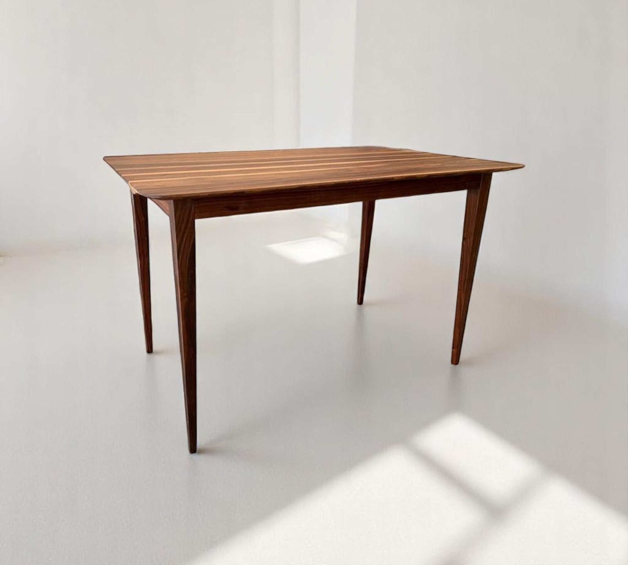 Beluga Tisch Nussbaum 3 Schichtplatte Braun
