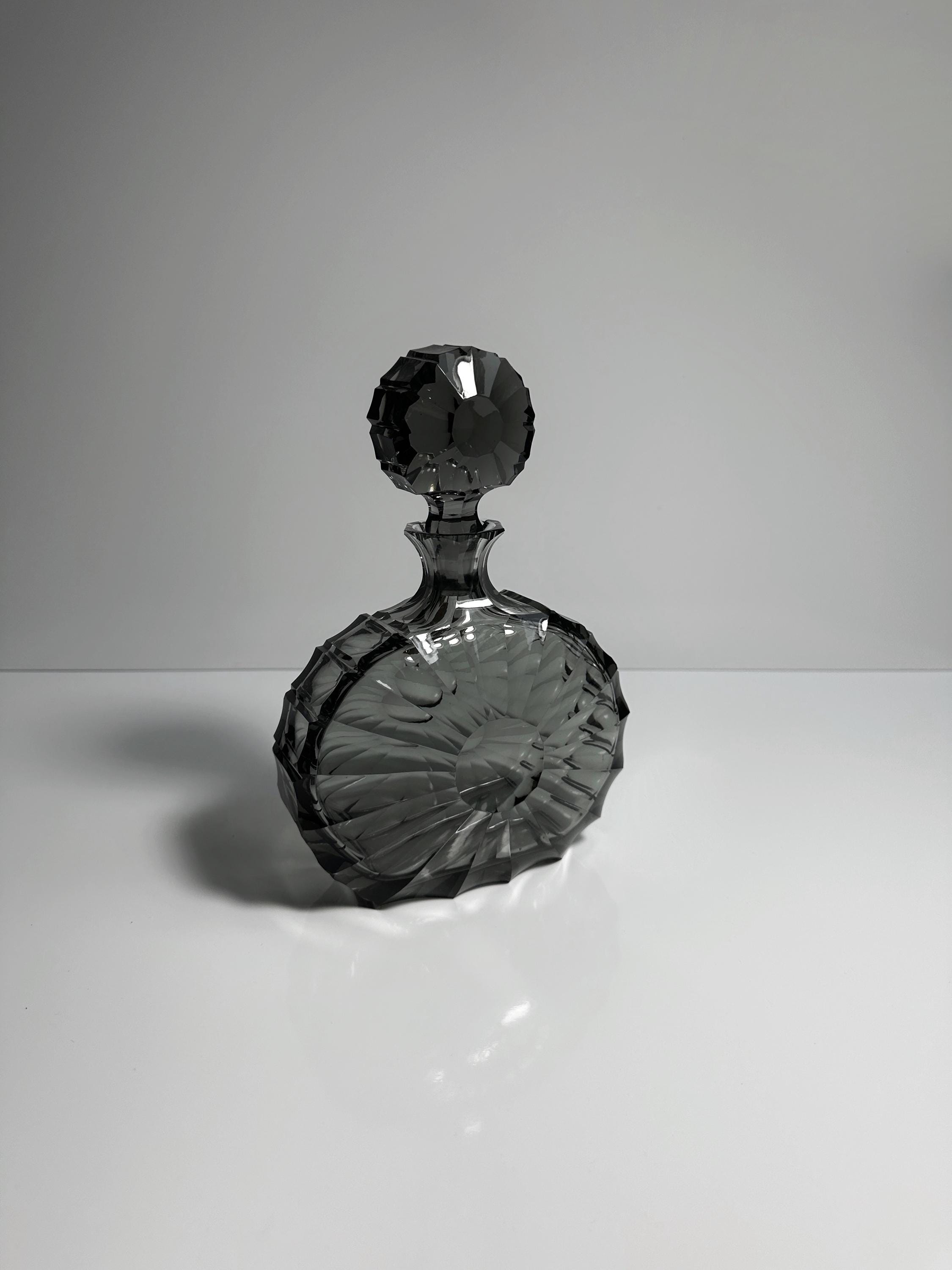 Midcentury Kristall-Dekanter / Karaffe Rauchglas Grau