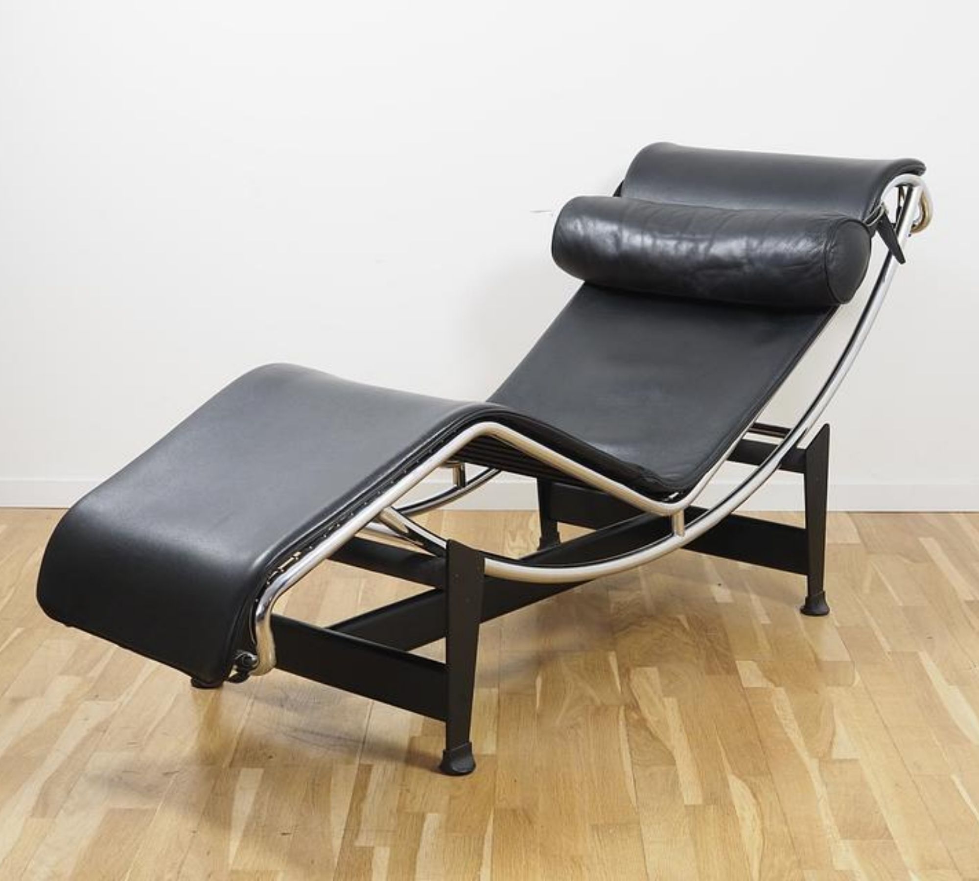 Le Corbusier LC4 Chaiselongue Leder Schwarz