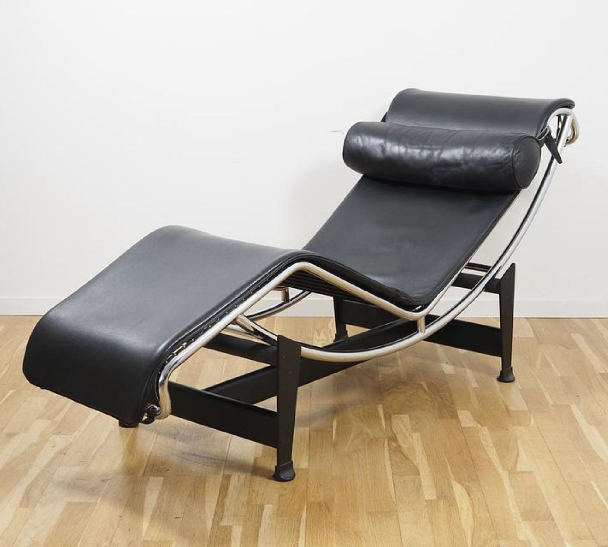 Le Corbusier LC4 Chaise Lounge Leather Black