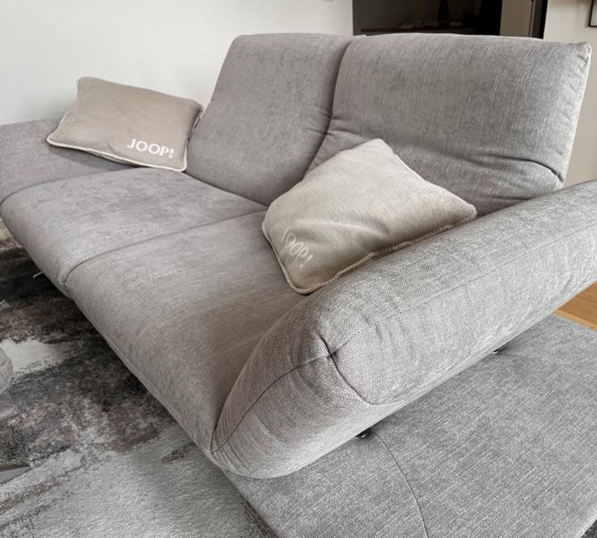 2-Sitzer Sofa und Hocker Grau