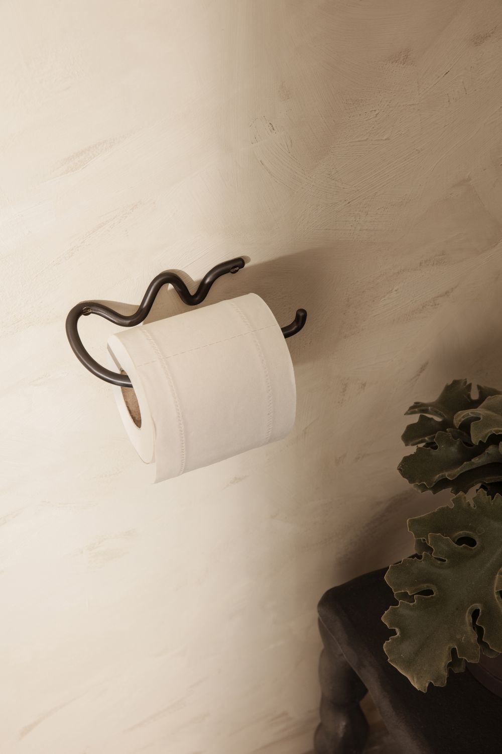 Curvature Toilettenpapierhalter Schwarz