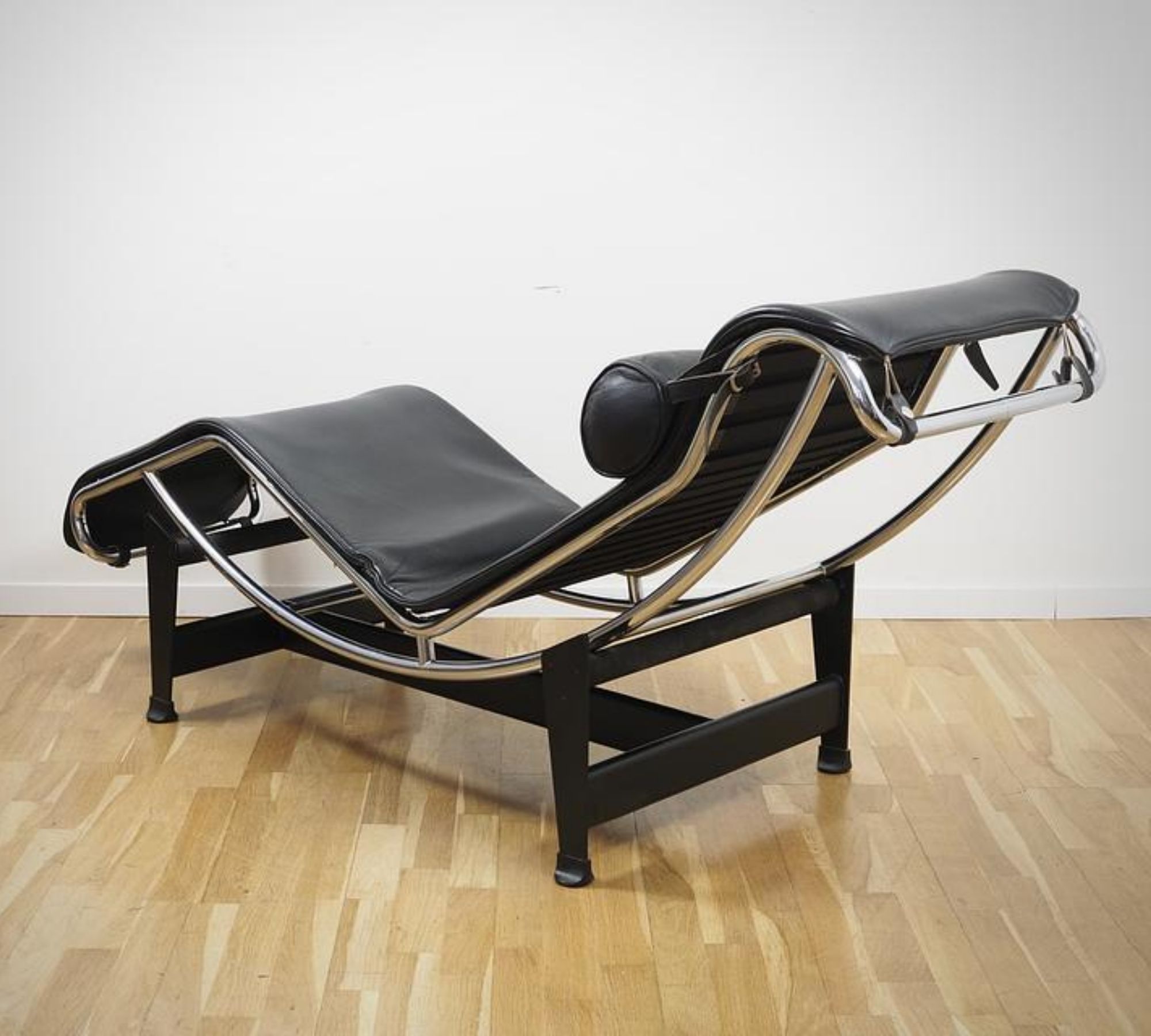 Le Corbusier LC4 Chaiselongue Leder Schwarz