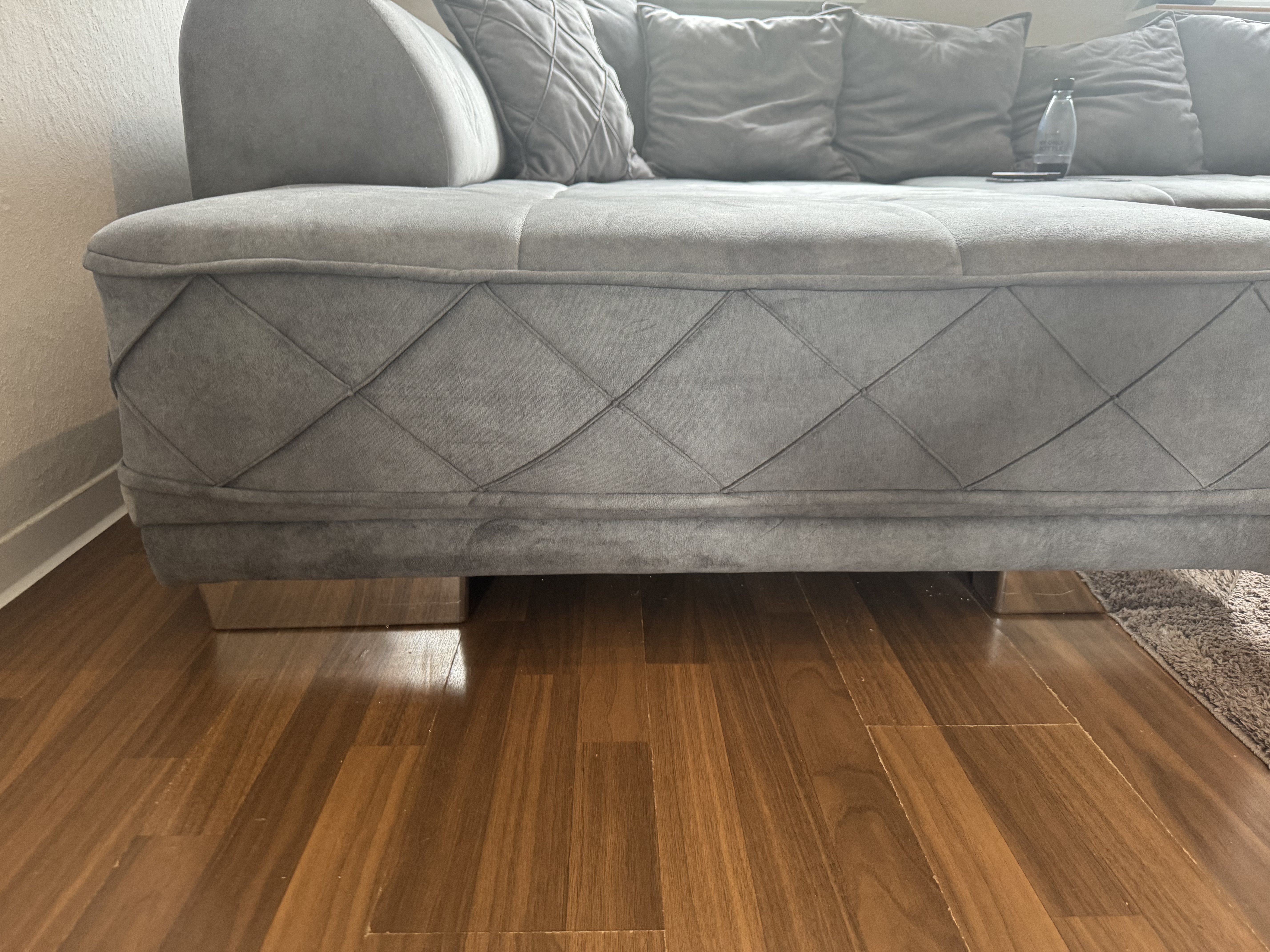 Sentina Ecksofa mit Rückenkissen Grau