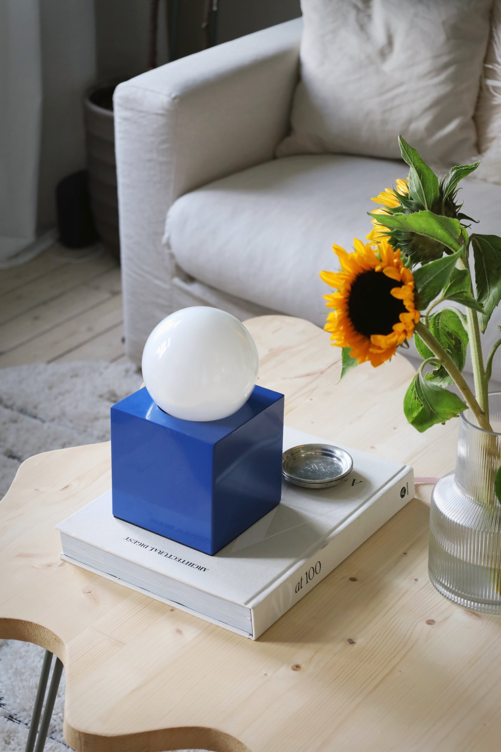 Bob 14 Tischleuchte Blau mit USB-C Ladestation
