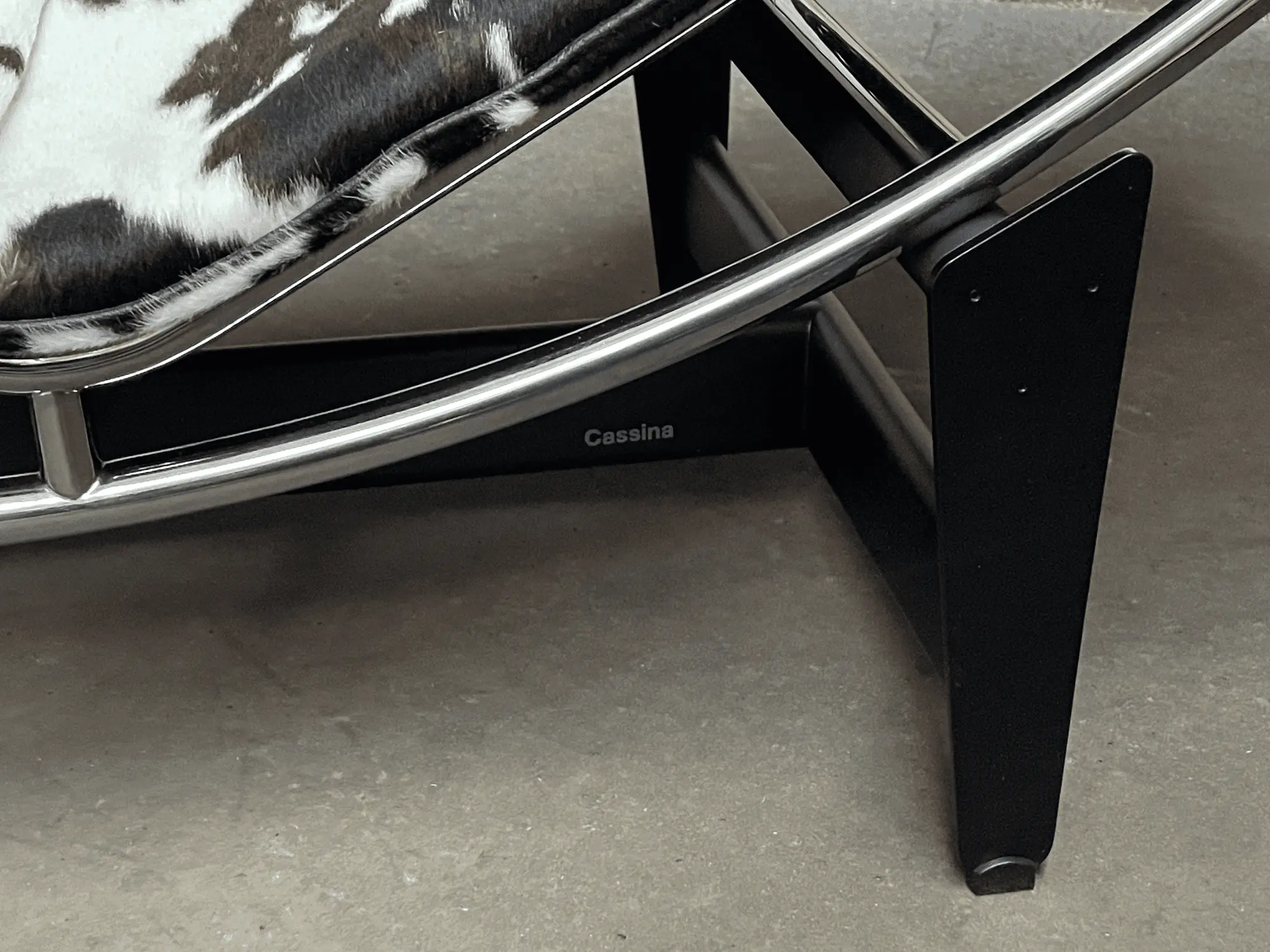 LC4 Chaiselongue Fell Schwarz Weiß Braun Gefleckt