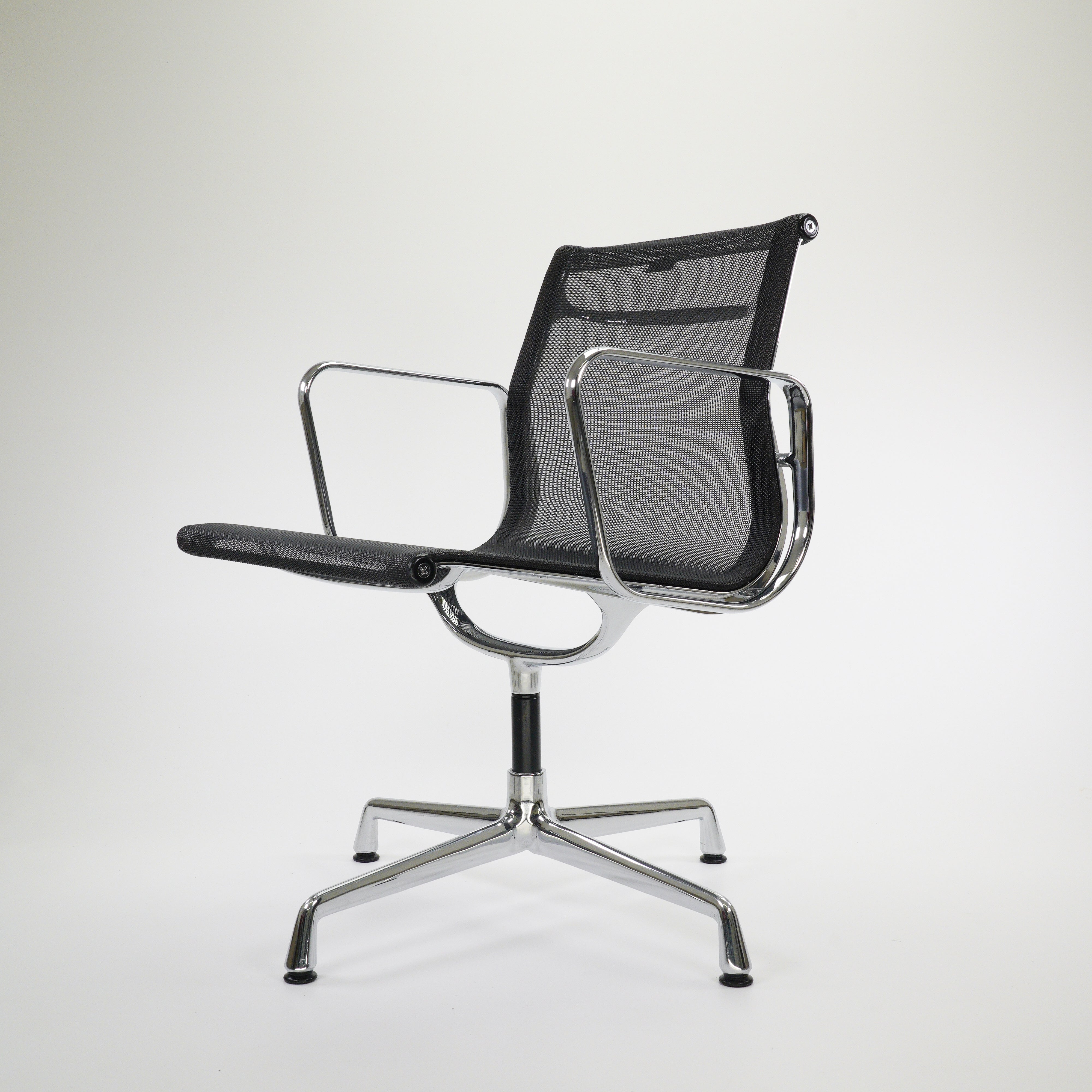 Eames EA 108 Stuhl Chrom Netz Schwarz