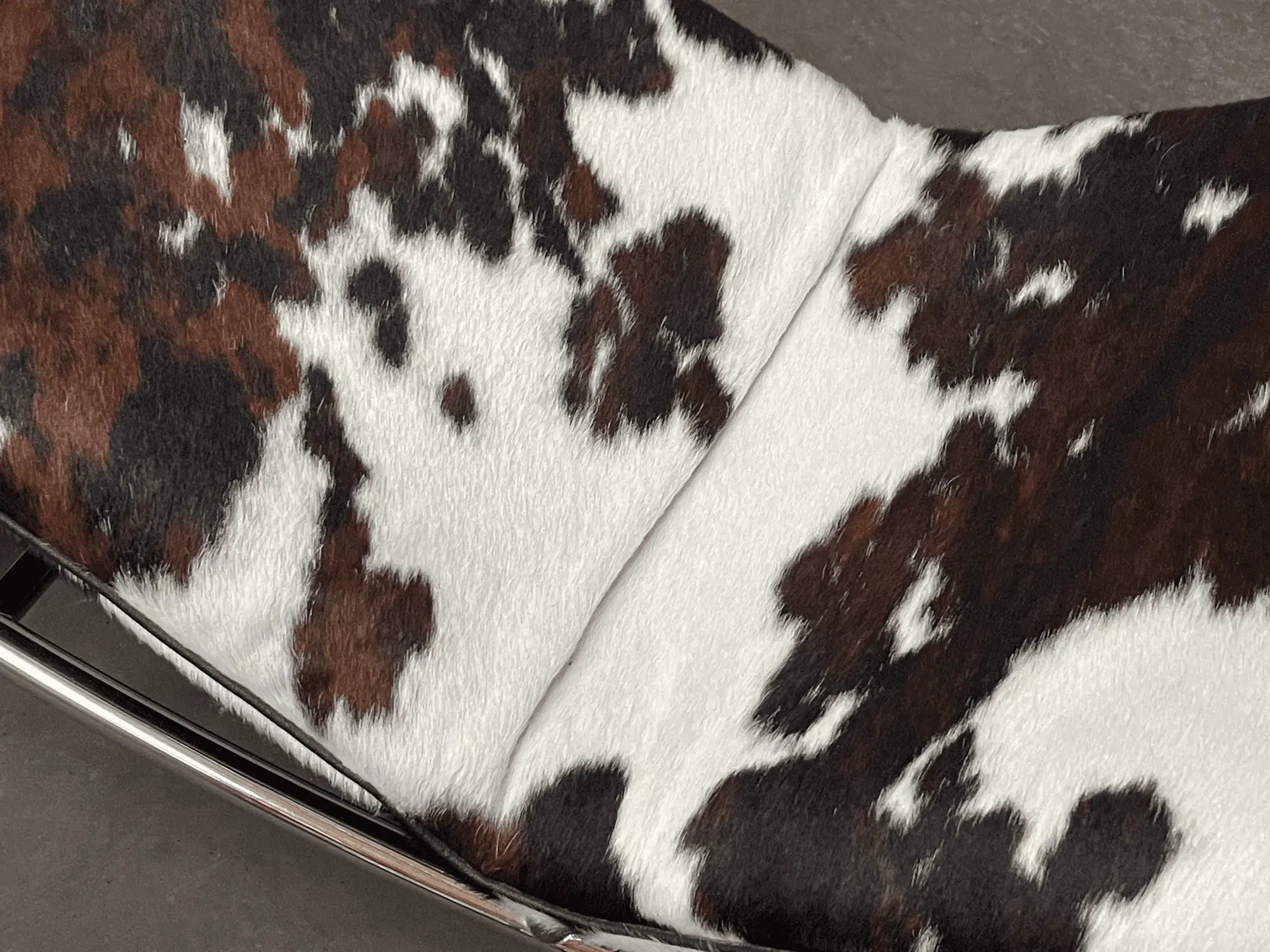 LC4 Chaiselongue Fell Schwarz Weiß Braun Gefleckt