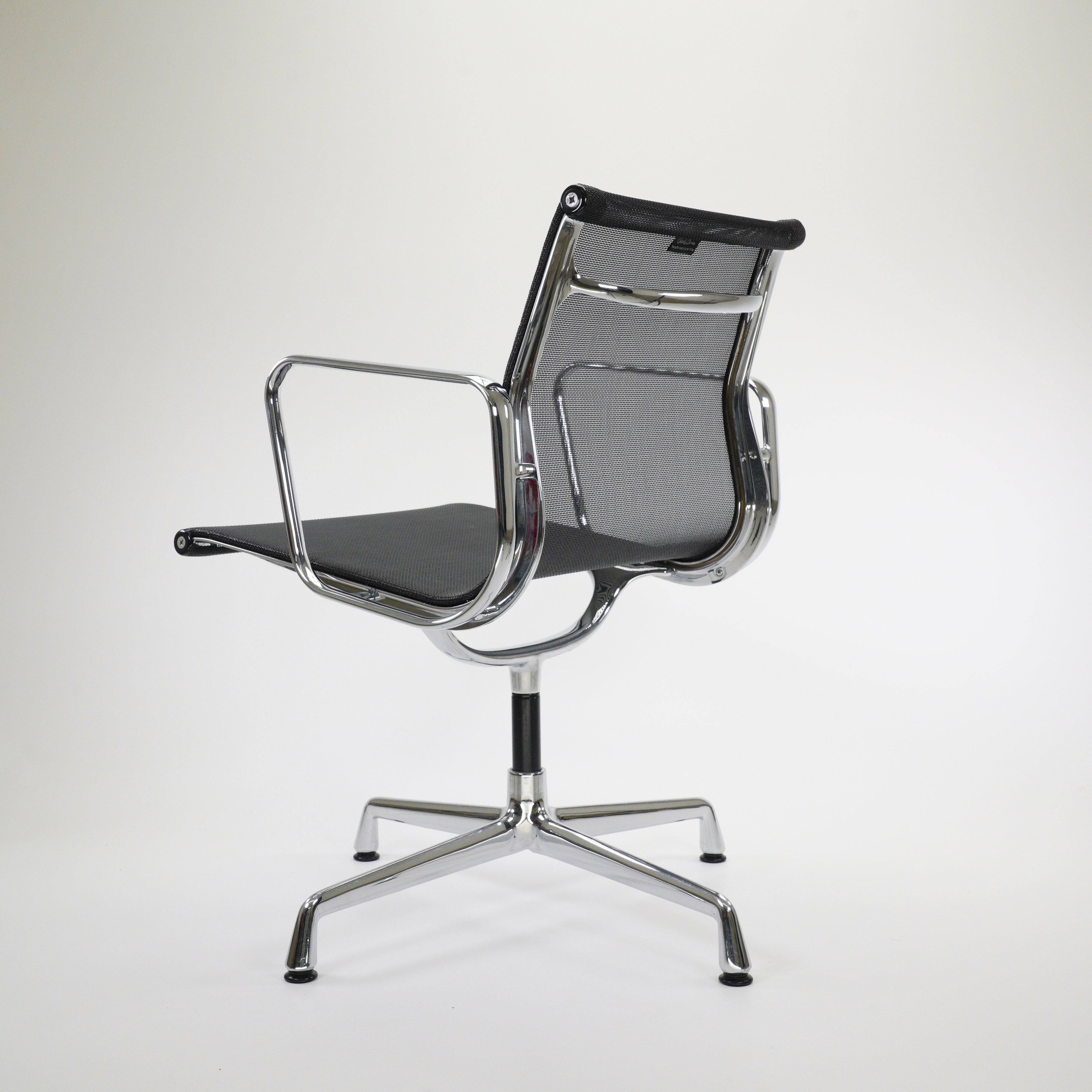 Eames EA 108 Stuhl Chrom Netz Schwarz