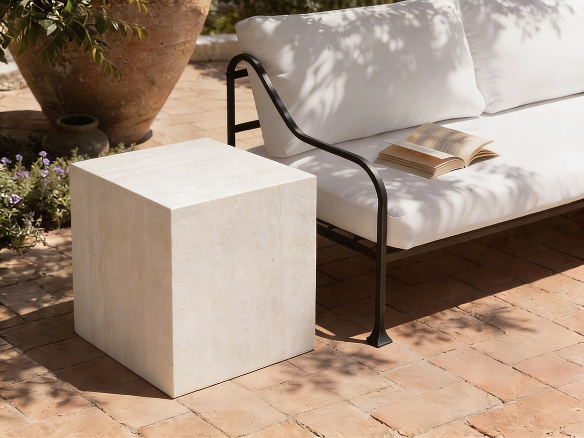 Tavolino a cubo in travertino crema