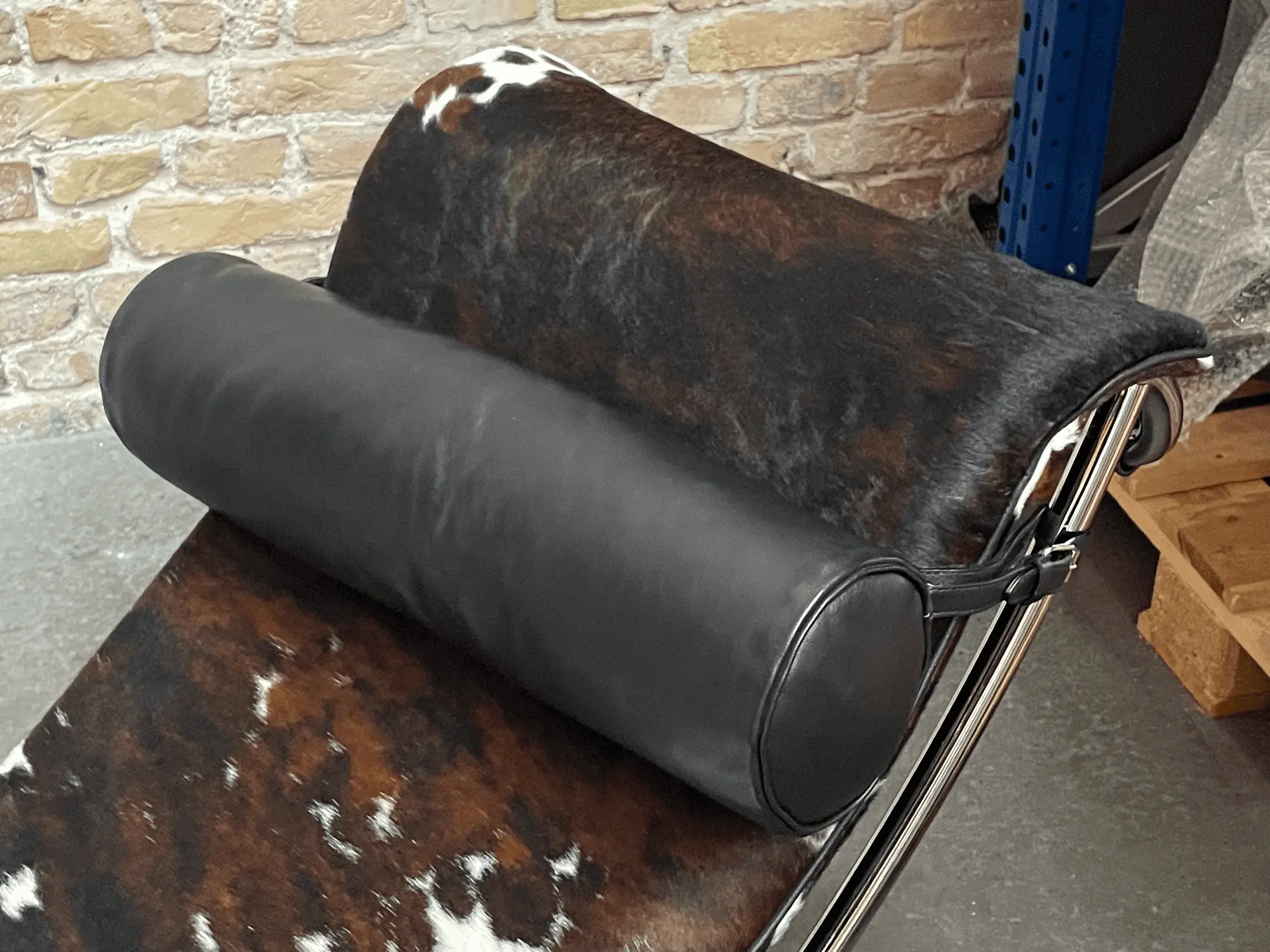 LC4 Chaiselongue Fell Schwarz Weiß Braun Gefleckt