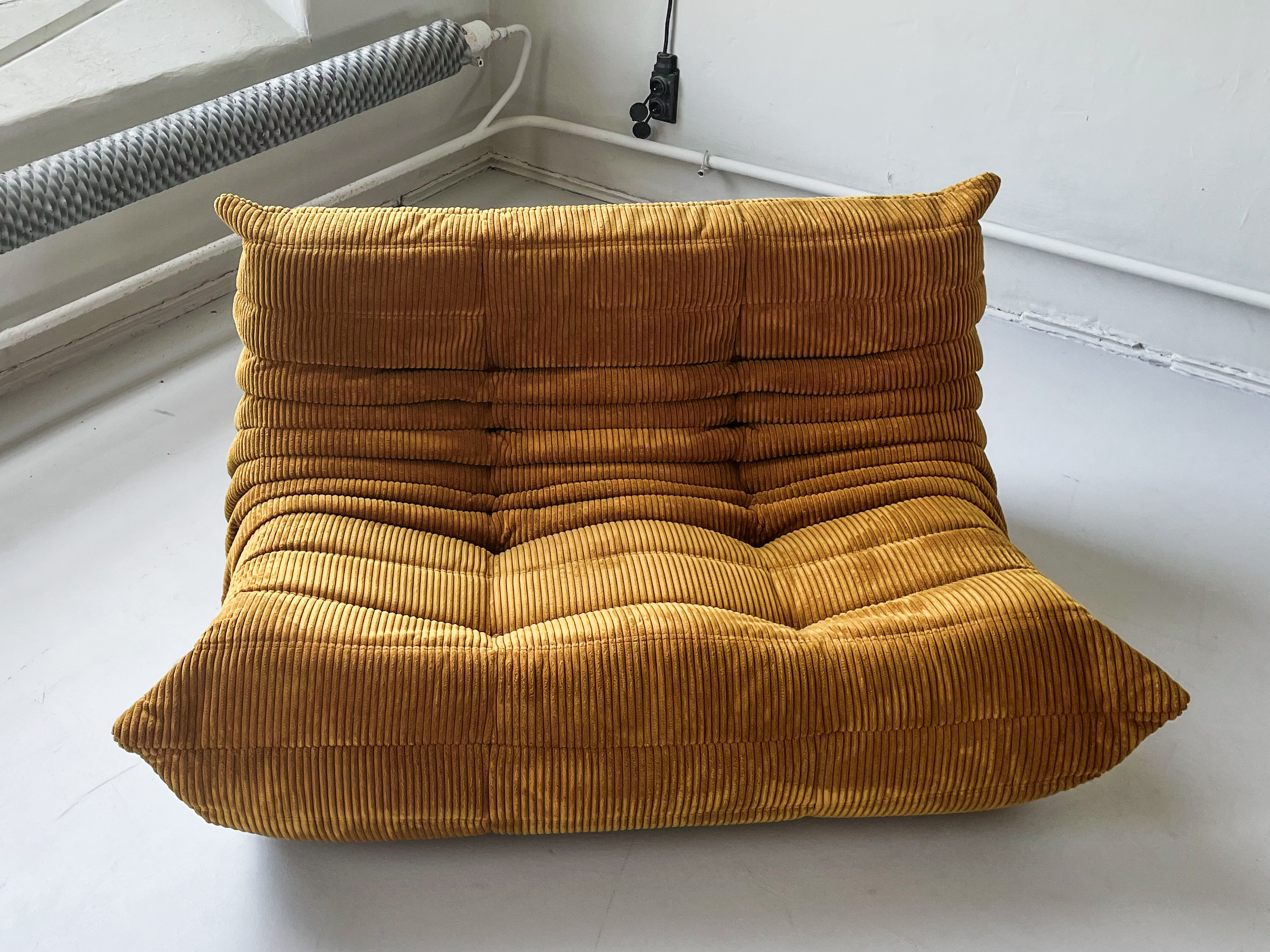 Togo Sofa 2-Sitzer Cord Sandbraun