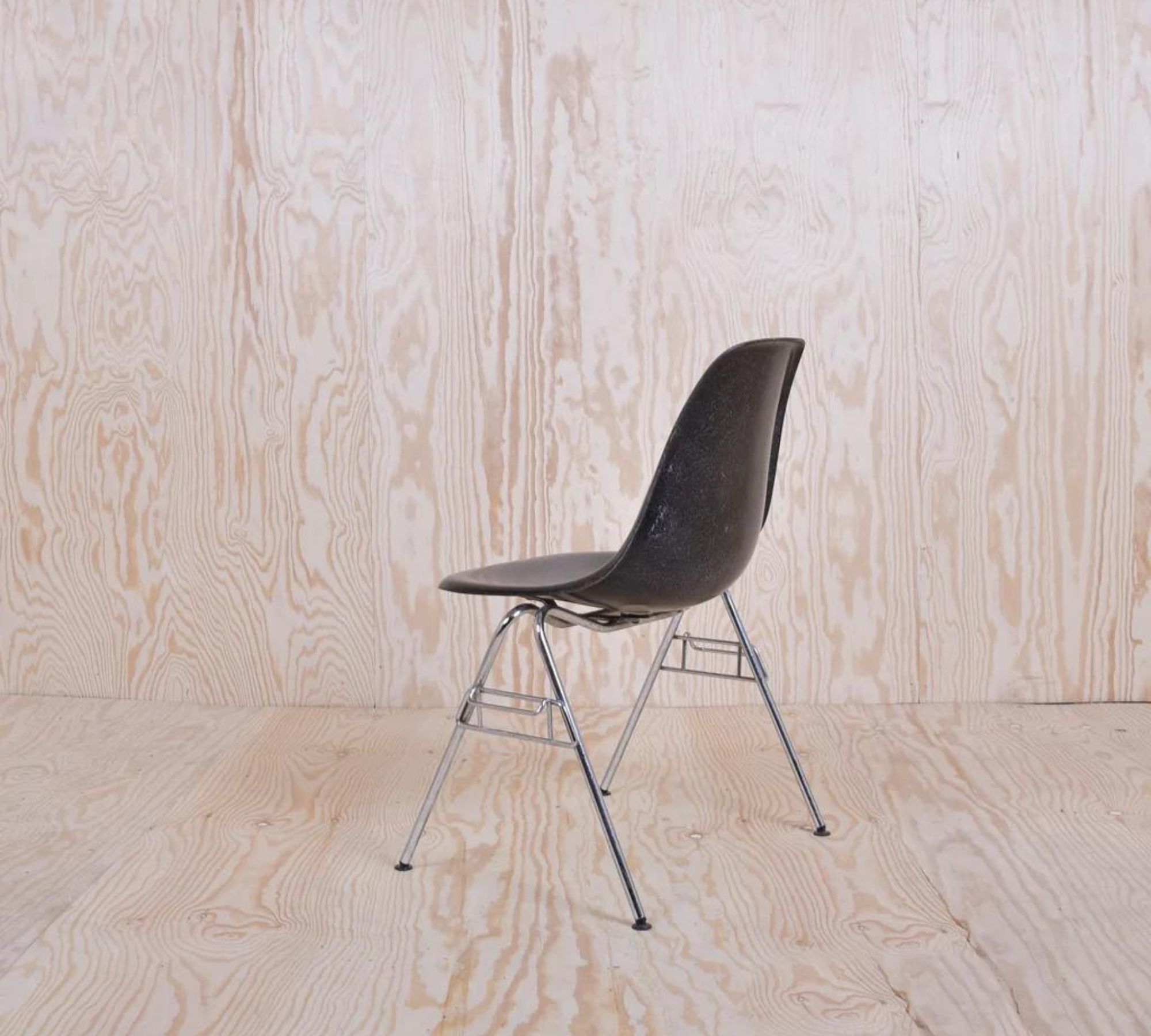 Eames Fiberglass Side Chair by Herman Miller Schwarz