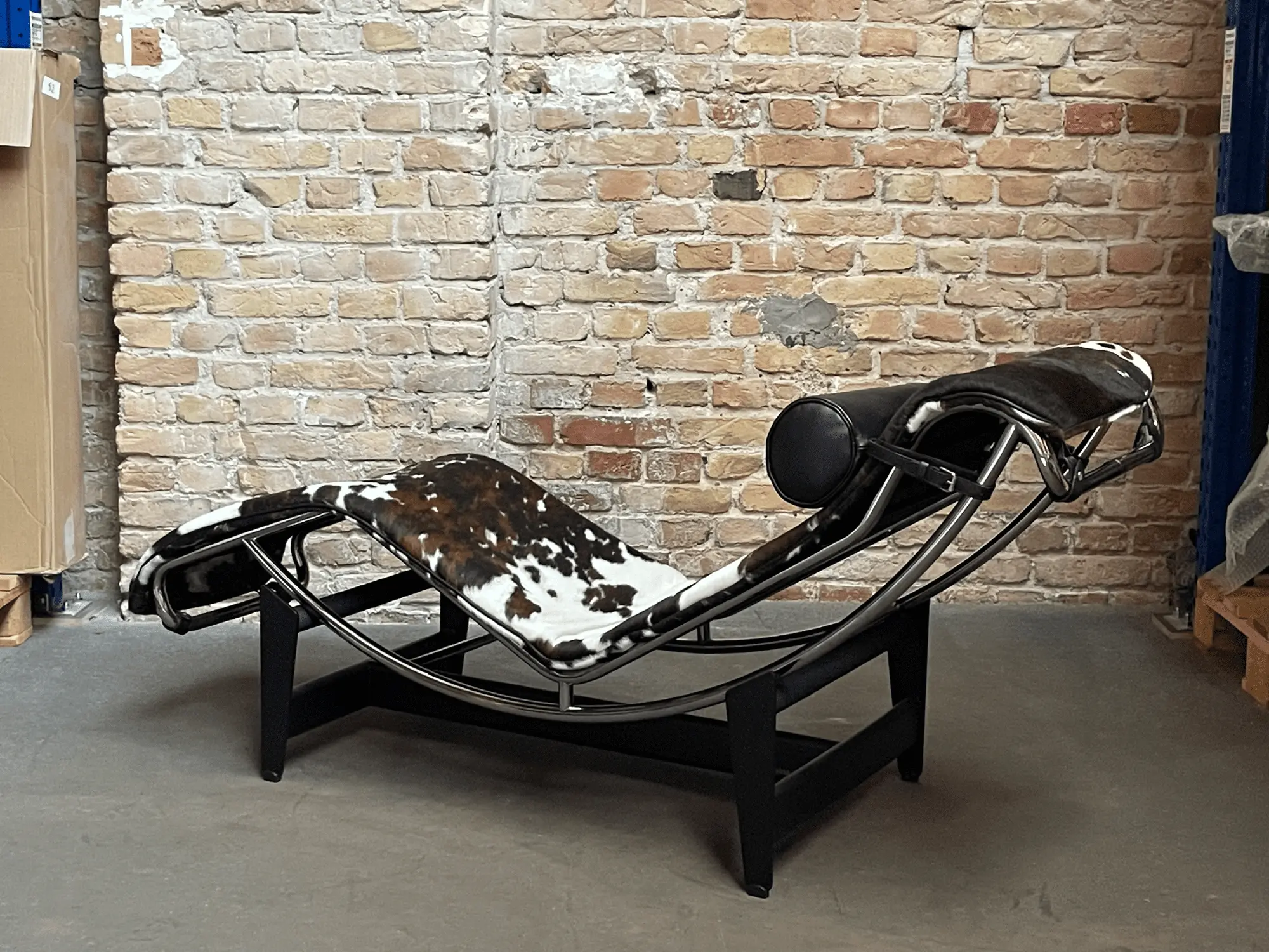LC4 Chaiselongue Fell Schwarz Weiß Braun Gefleckt