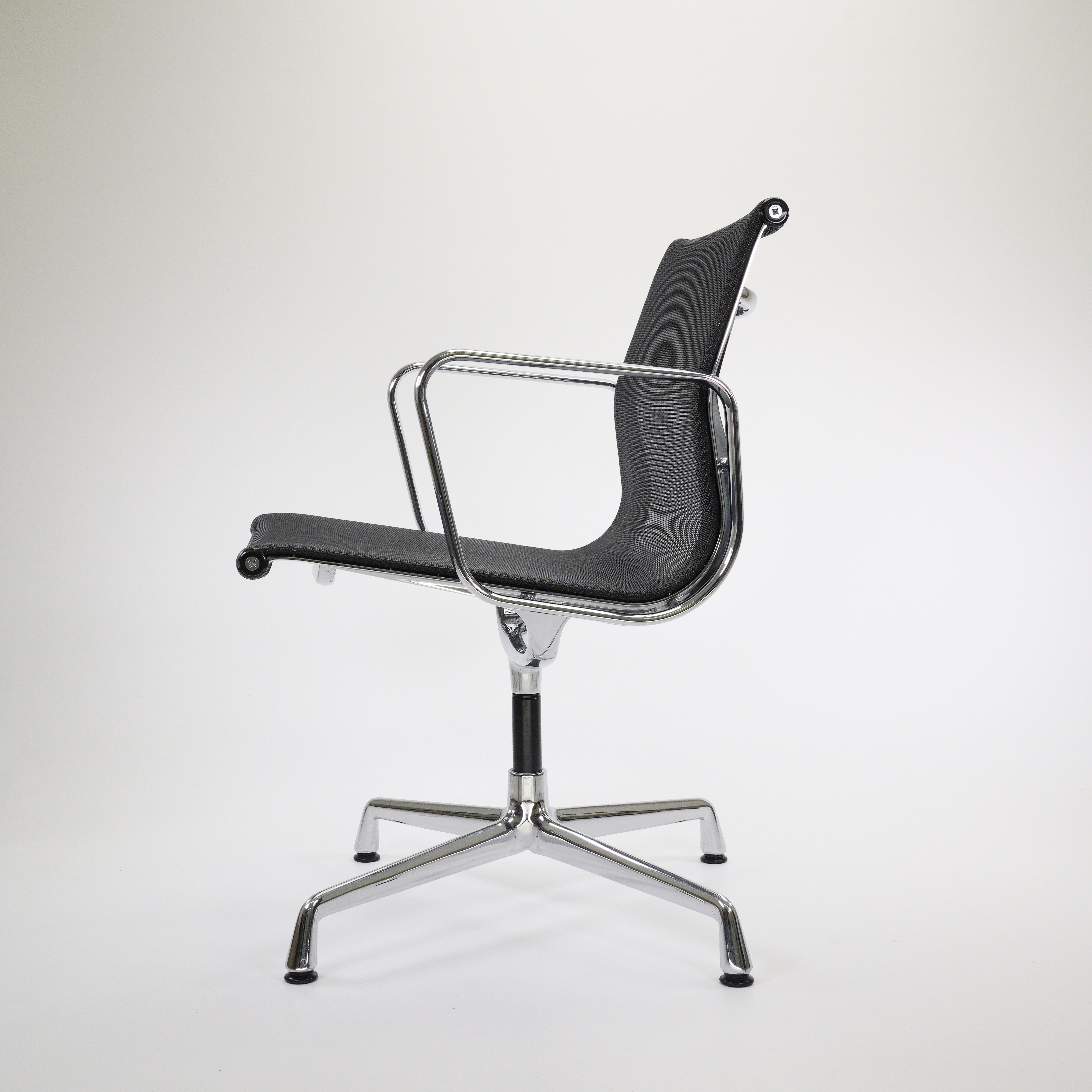 Eames EA 108 Stuhl Chrom Netz Schwarz