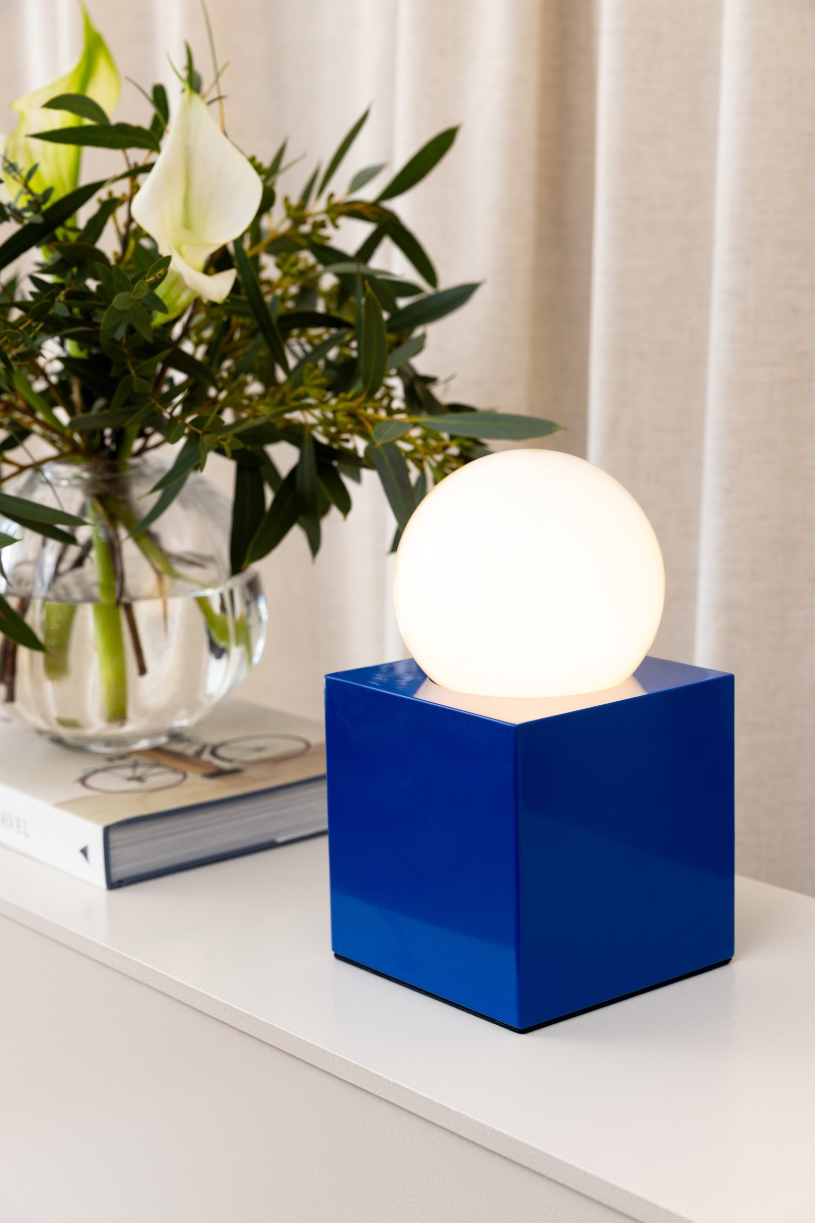 Bob 14 Tischleuchte Blau mit USB-C Ladestation