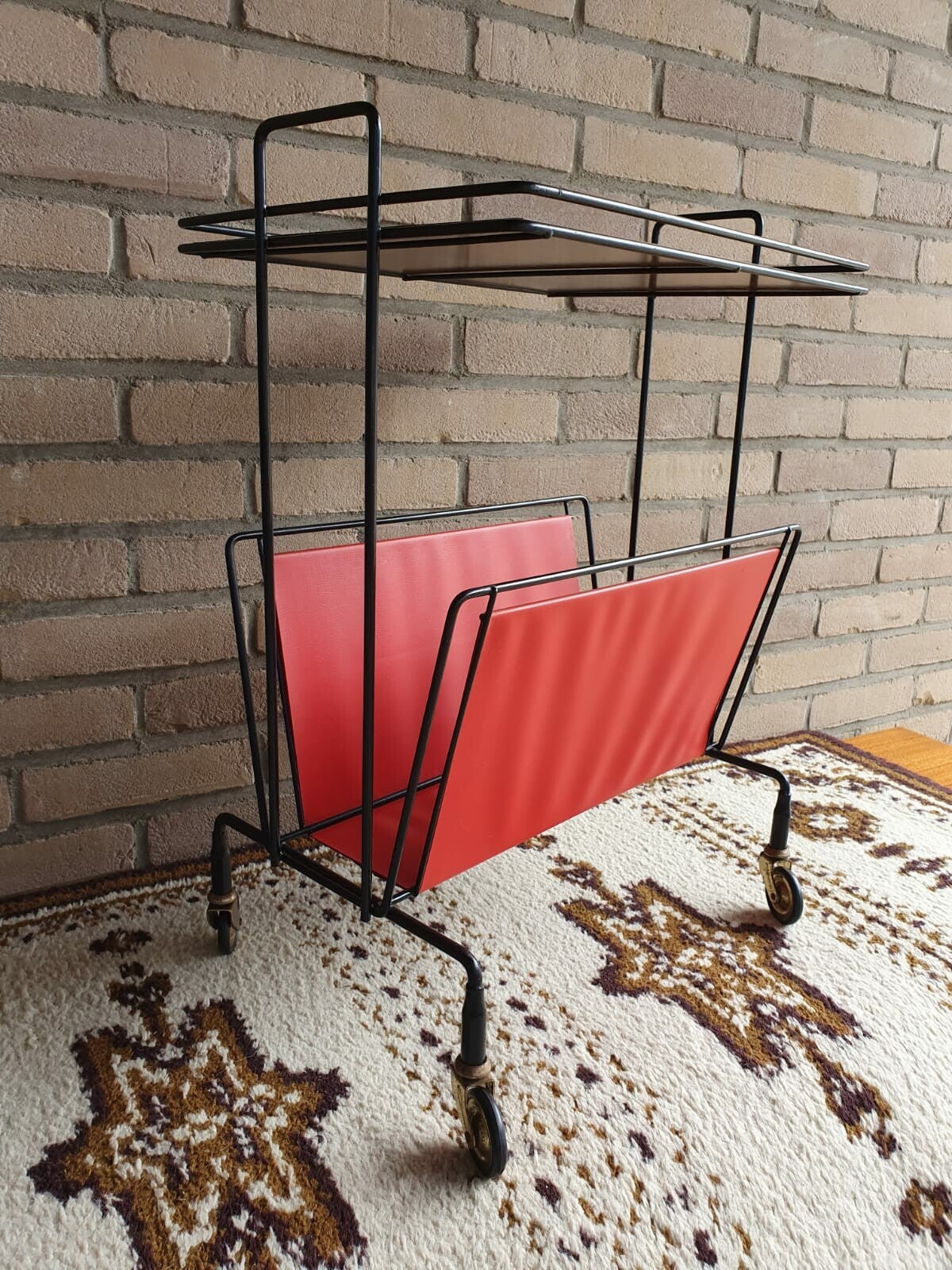 Vintage Barwagen mit Zeitungsständer String