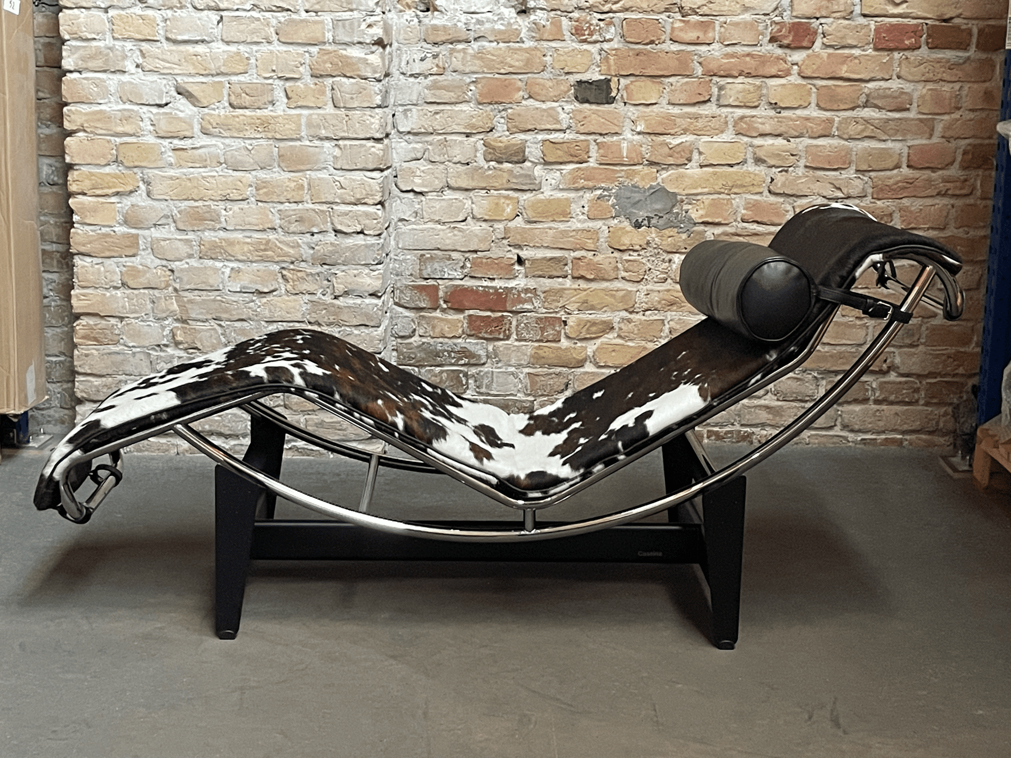 LC4 Chaiselongue Fell Schwarz Weiß Braun Gefleckt