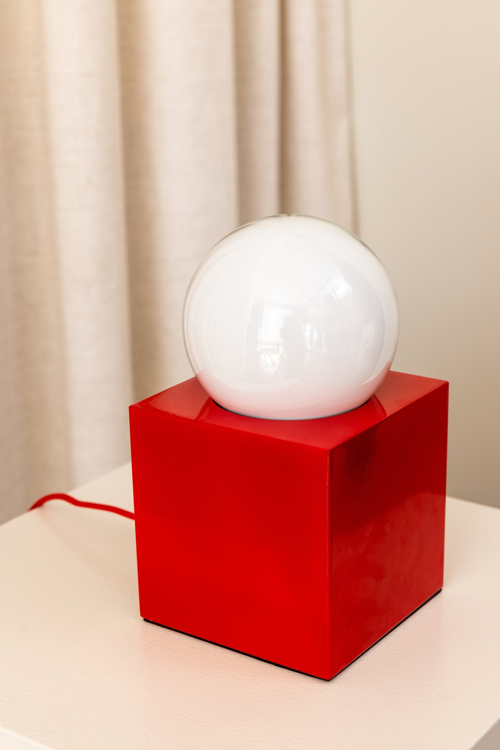 Bob 14 Tischleuchte Rot mit USB-C Ladestation