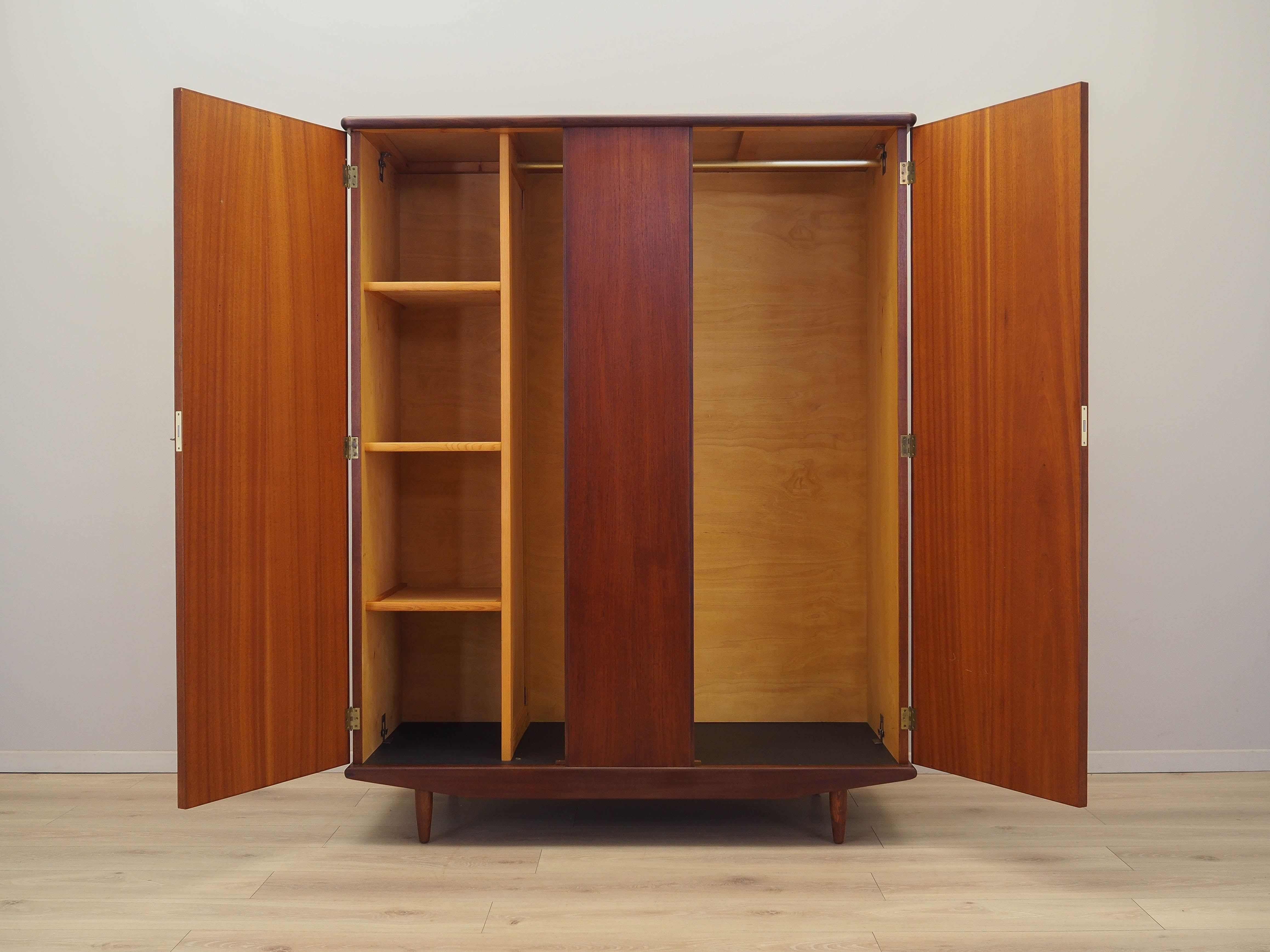 Teak Kleiderschrank 1960er Jahre Grau Braun