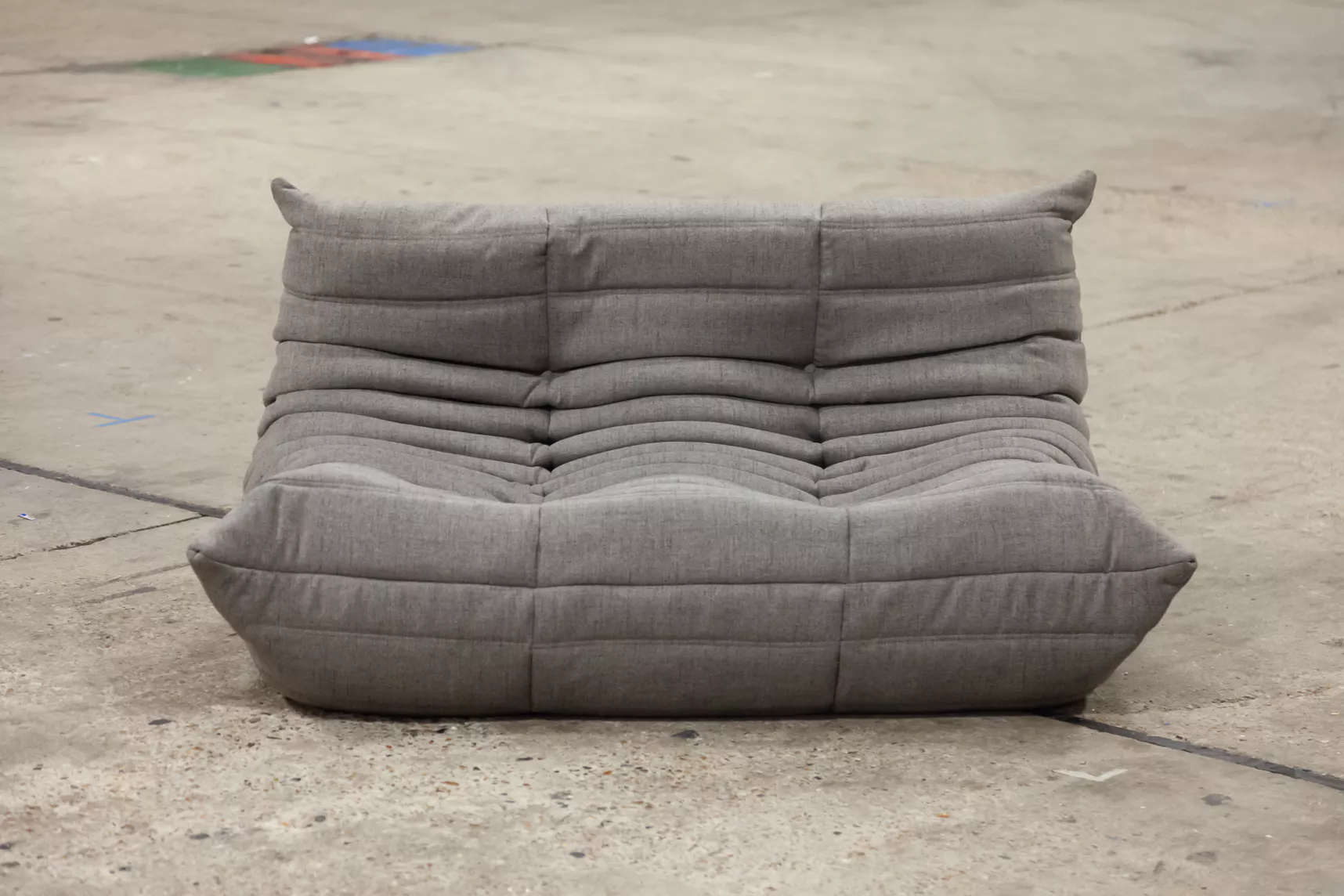 Togo Sofa 2-Sitzer Webstoff Warmgrau
