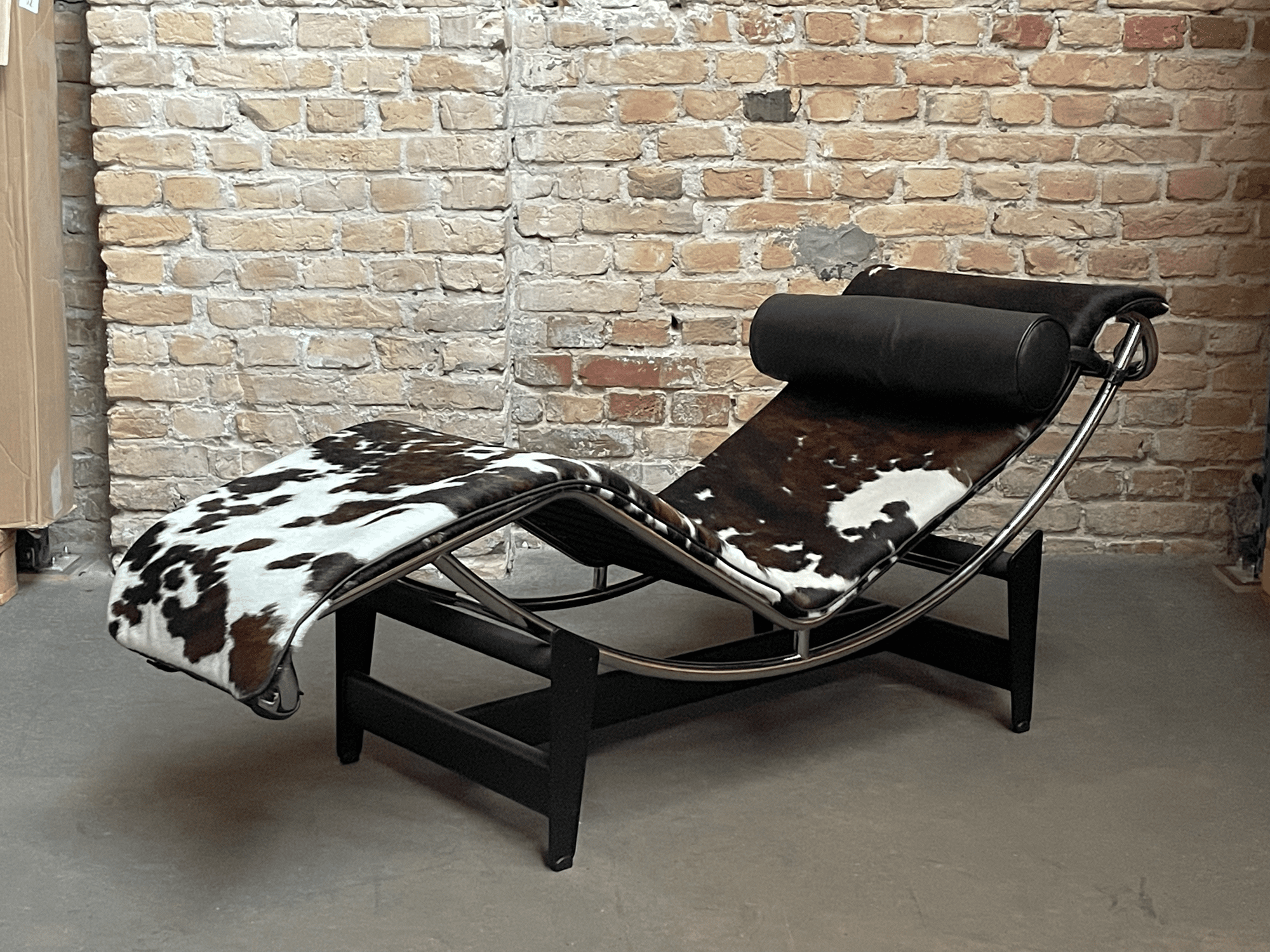 LC4 Chaiselongue Fell Schwarz Weiß Braun Gefleckt