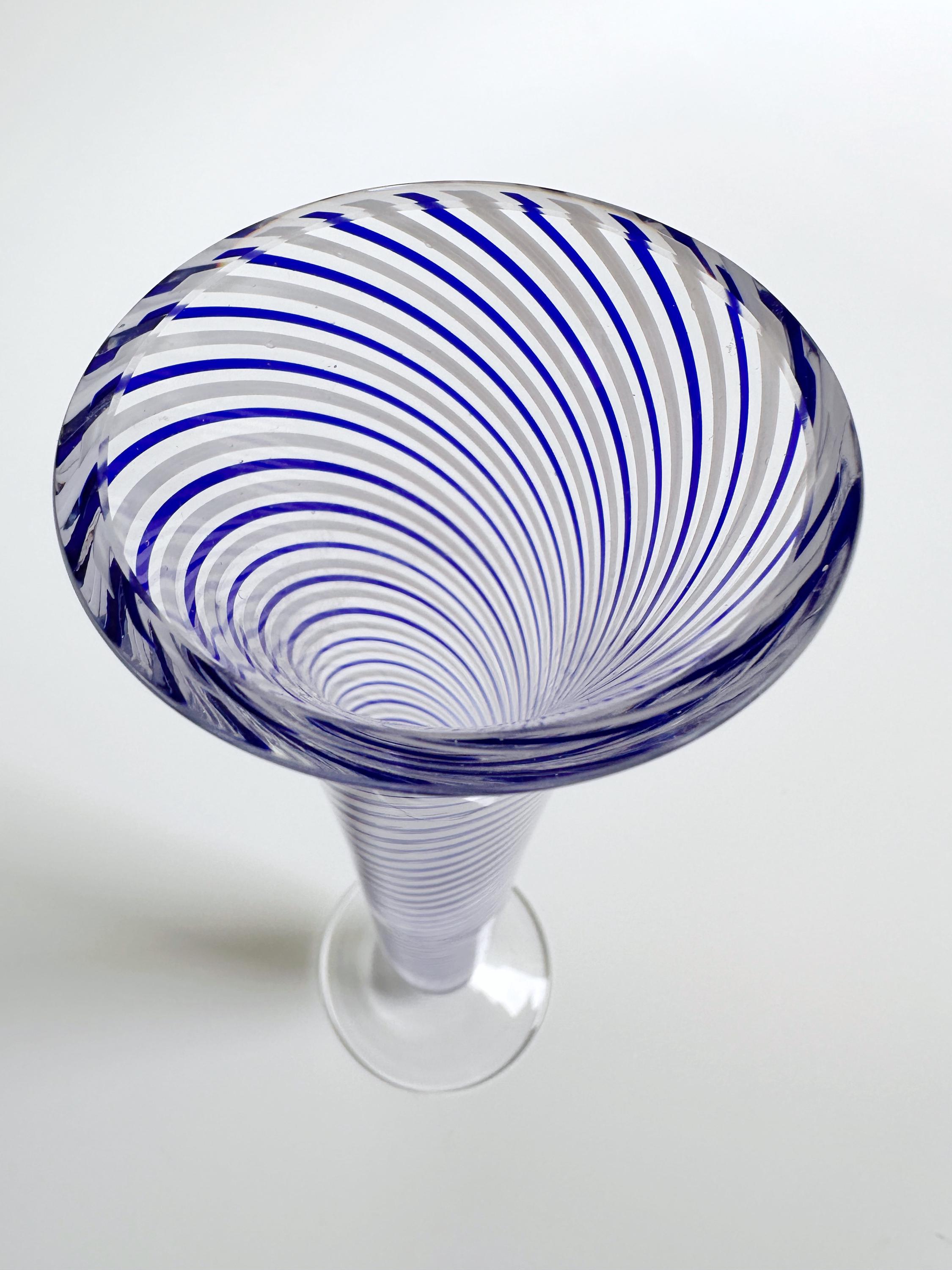 Vintage Pasabahce Blumenvase Glas Weiß Blau