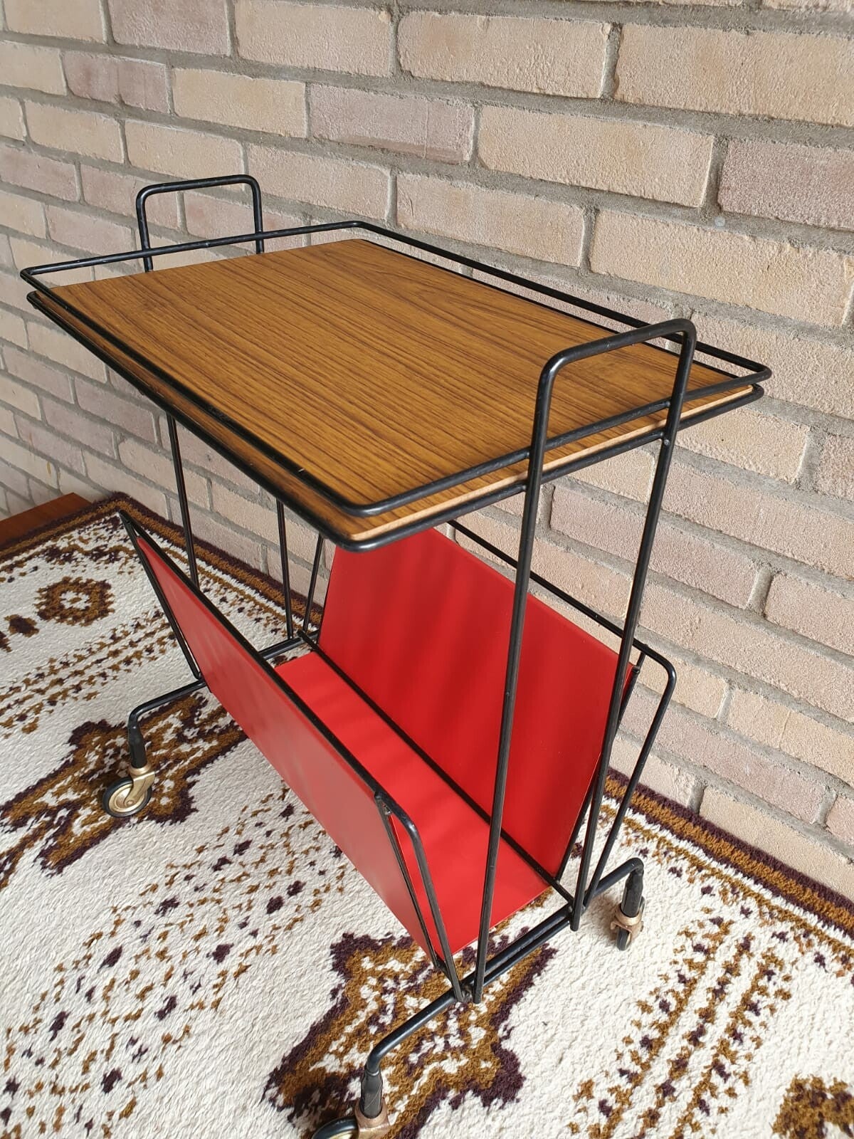 Vintage Barwagen mit Zeitungsständer String