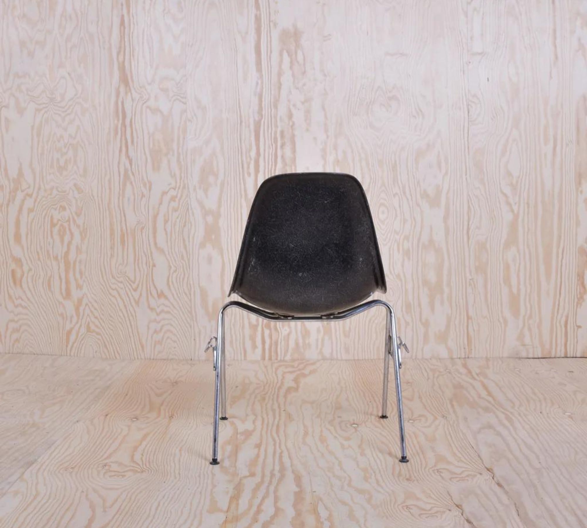 Eames Fiberglass Side Chair by Herman Miller Schwarz