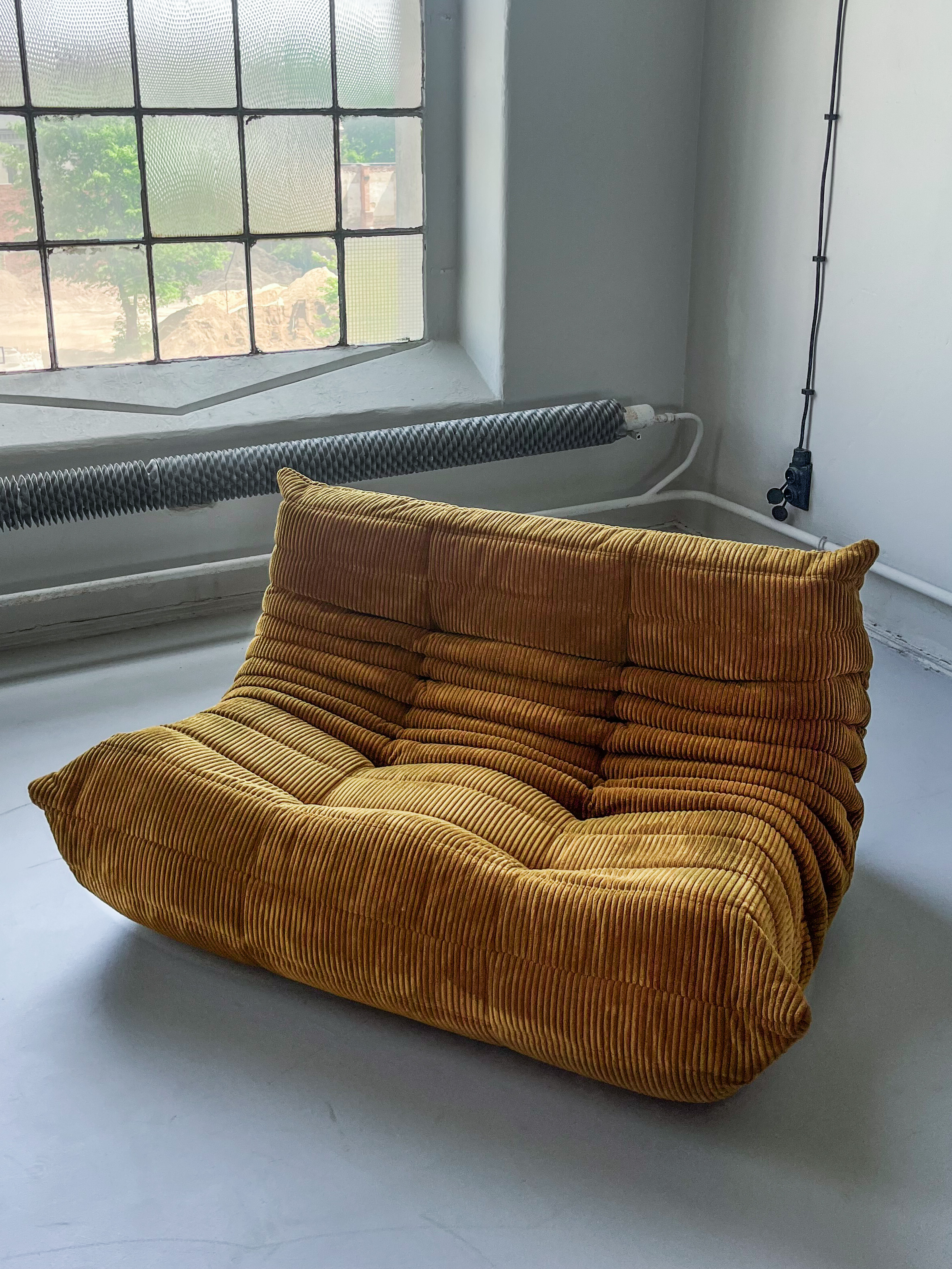 Togo Sofa 2-Sitzer Cord Sandbraun