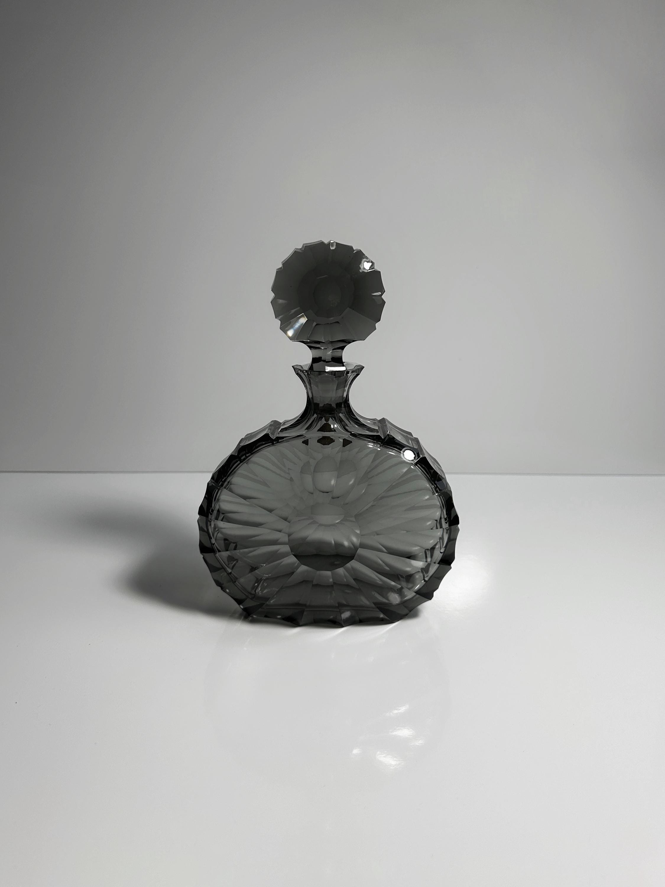 Midcentury Kristall-Dekanter / Karaffe Rauchglas Grau