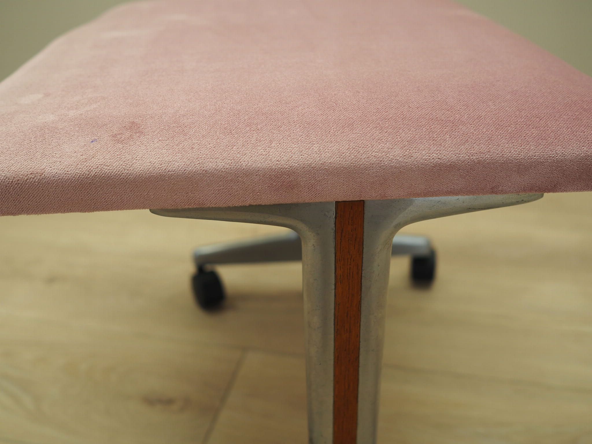 Vintage Fußhocker Textil Holz Rosa 1960er Jahre